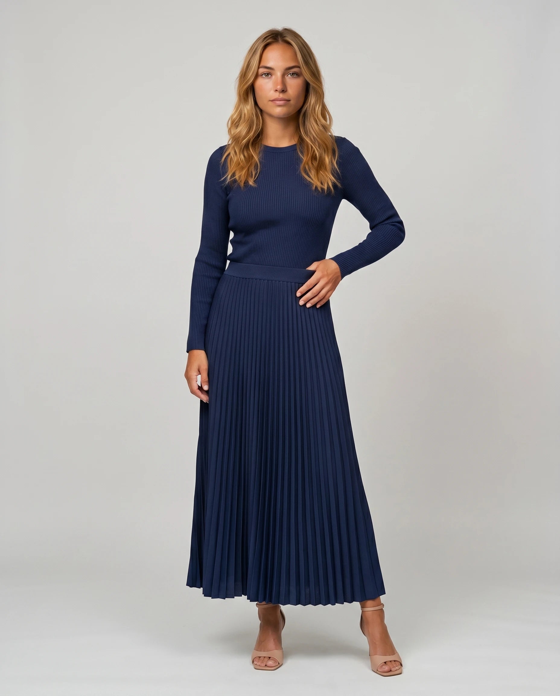 Robe longue plissee col rond bleu marine, vue de face