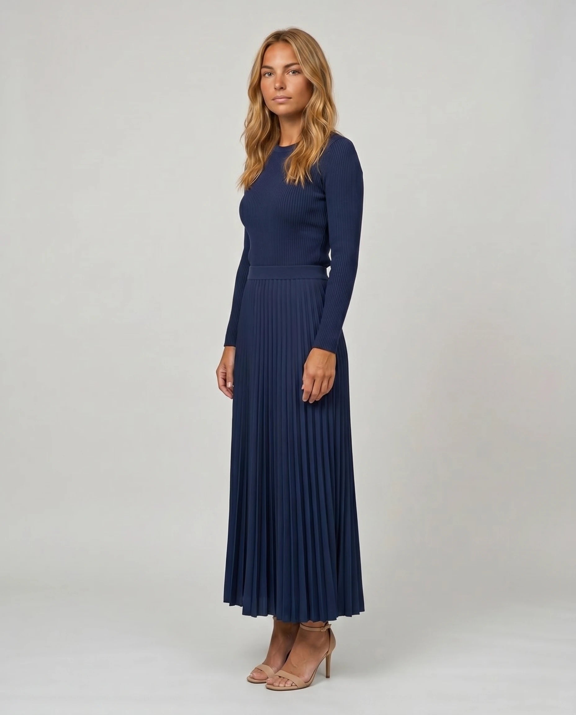 Robe longue plissee bleu marine, vue de trois quarts
