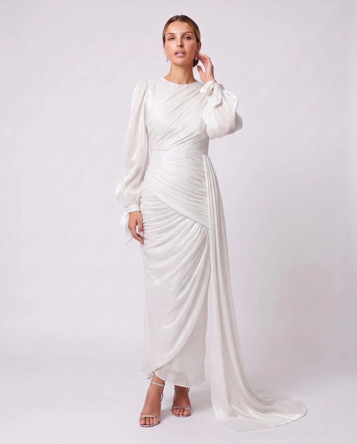 Robe longue plissée drapée à manches lanterne Élia en Blanc, vue de face en pied
