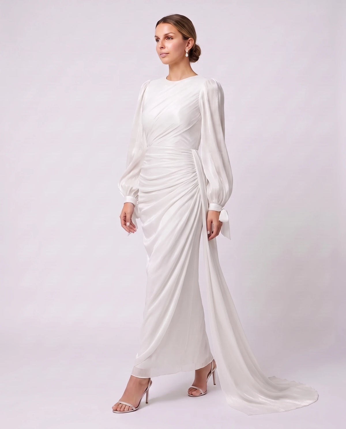 Robe longue plissée drapée à manches lanterne Élia en Blanc, vue de trois quarts