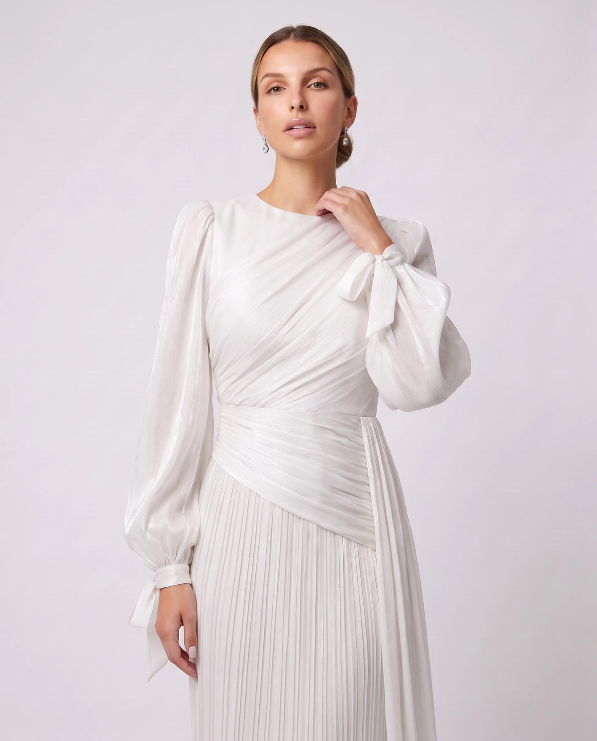 Langes drapiertes Plisseekleid mit Laternenärmeln Élia in Weiß, Detail der Drapierung des Oberteils und der Laternenärmel