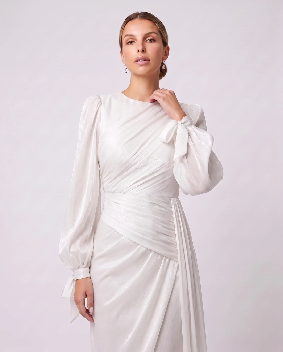 Robe longue plissée drapée à manches lanterne Élia en Blanc, détail du drapé du corsage et des manches lanterne
