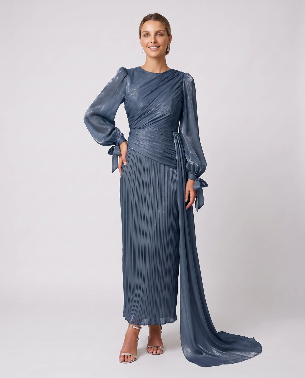 Langes drapiertes Plisseekleid mit Laternenärmeln Élia in Tintenblau, Vorderansicht in ganzer Länge