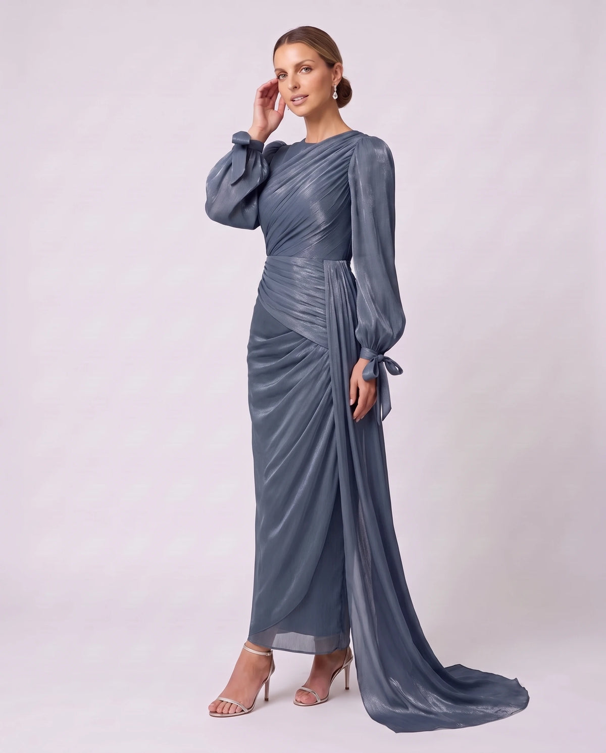 Robe longue plissée drapée à manches lanterne Élia en Bleu Encre, vue de trois quarts