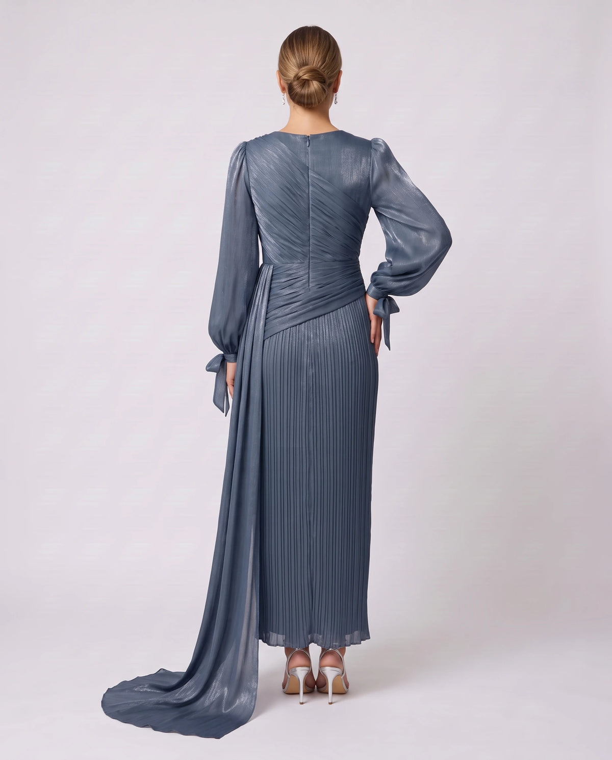 Langes drapiertes Plisseekleid mit Laternenärmeln Élia in Tintenblau, Rückansicht