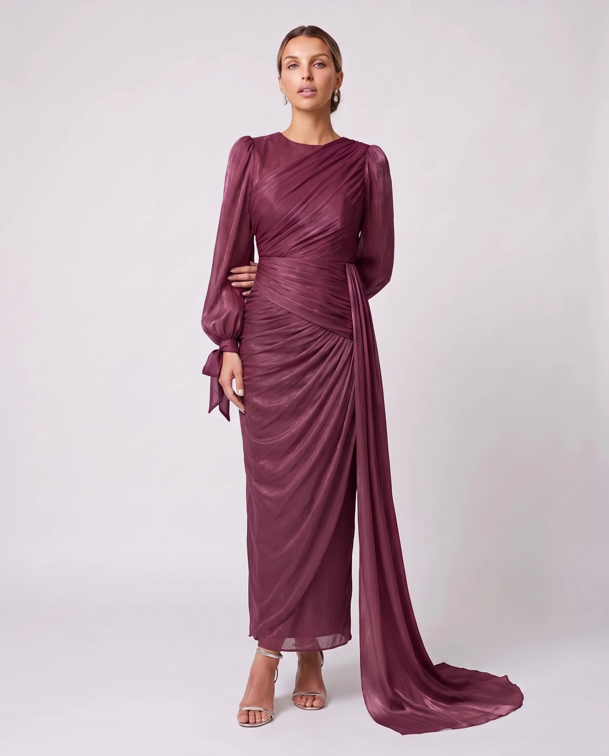 Robe longue plissée drapée à manches lanterne Élia en Lie de Vin, vue de face en pied