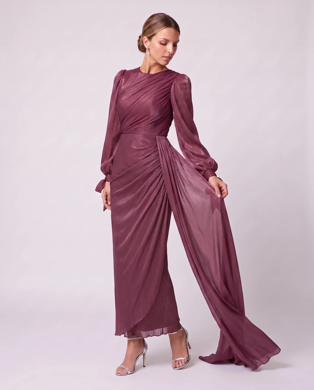 Robe longue plissée drapée à manches lanterne Élia en Lie de Vin, vue de trois quarts