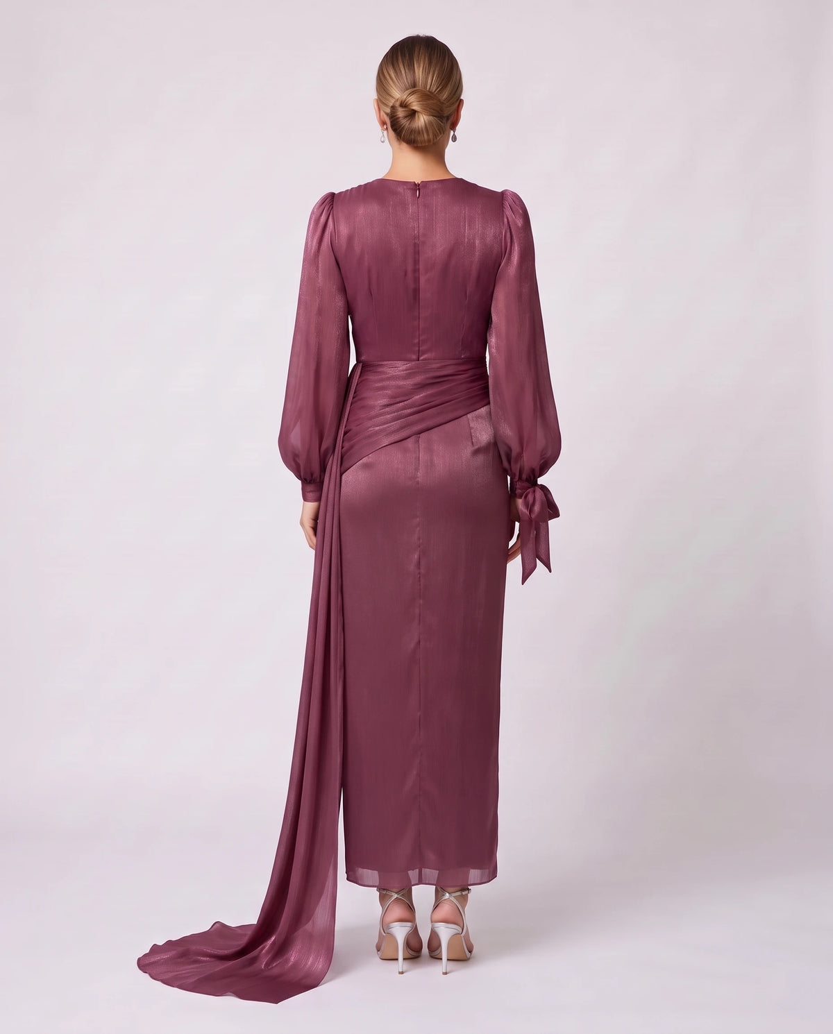 Robe longue plissée drapée à manches lanterne Élia en Lie de Vin, vue de dos