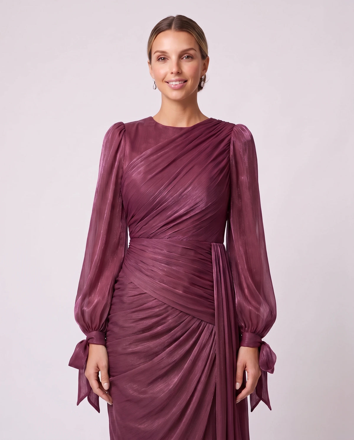Robe longue plissée drapée à manches lanterne Élia en Lie de Vin, détail du drapé du corsage et des manches lanterne