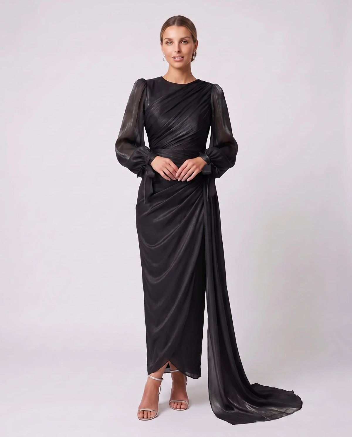 Robe longue plissée drapée à manches lanterne Élia en Noir, vue de face en pied