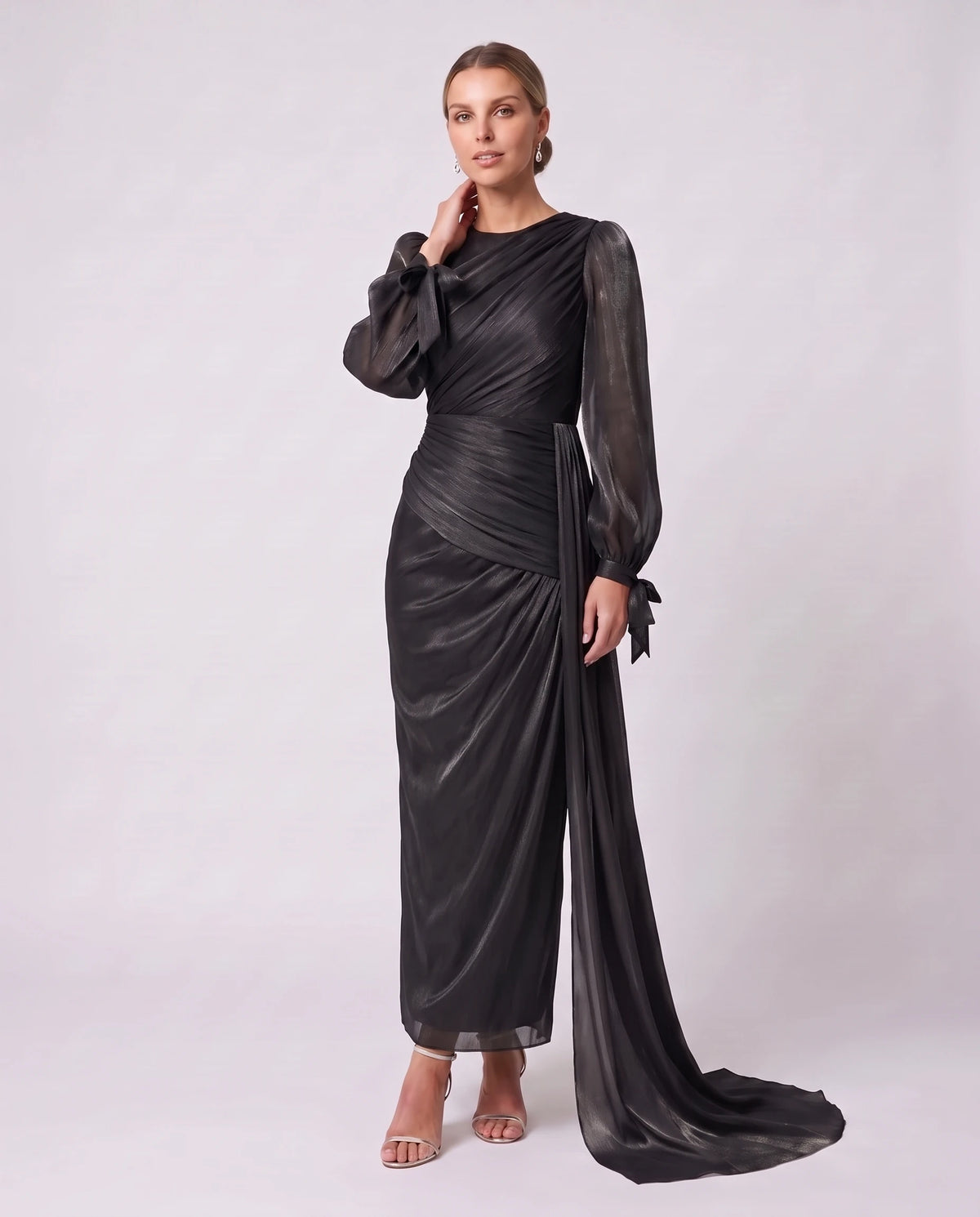 Robe longue plissée drapée à manches lanterne Élia en Noir, vue de trois quarts
