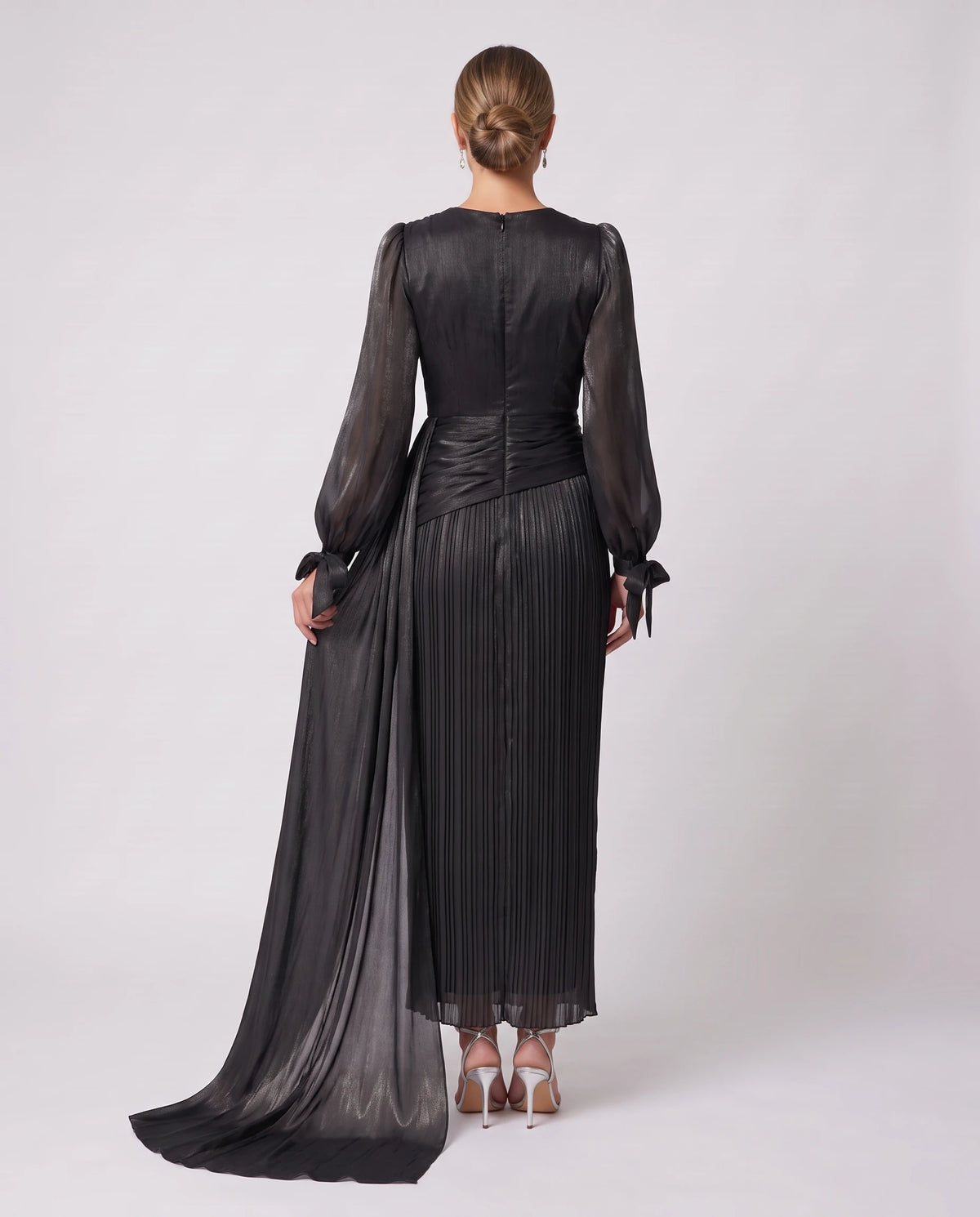 Langes drapiertes Plisseekleid mit Laternenärmeln Élia in Schwarz, Rückansicht