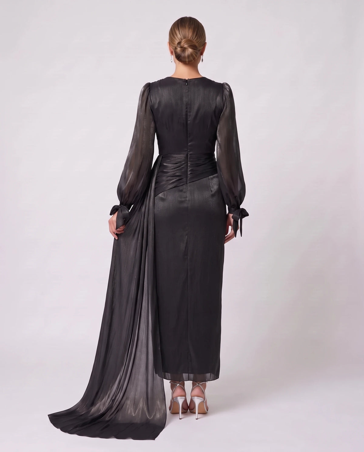 Robe longue plissée drapée à manches lanterne Élia en Noir, vue de dos