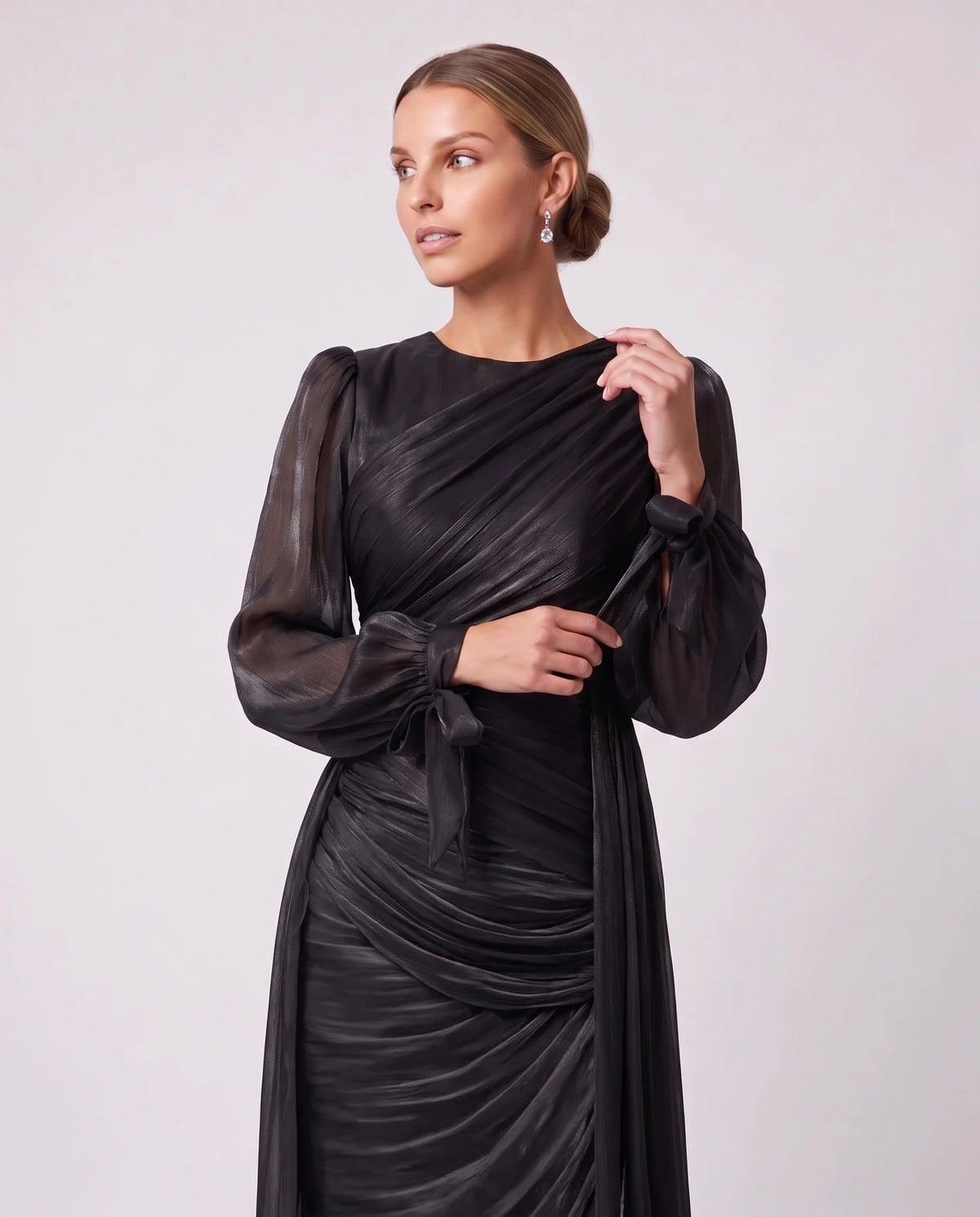 Robe longue plissée drapée à manches lanterne Élia en Noir, détail du drapé du corsage et des manches lanterne
