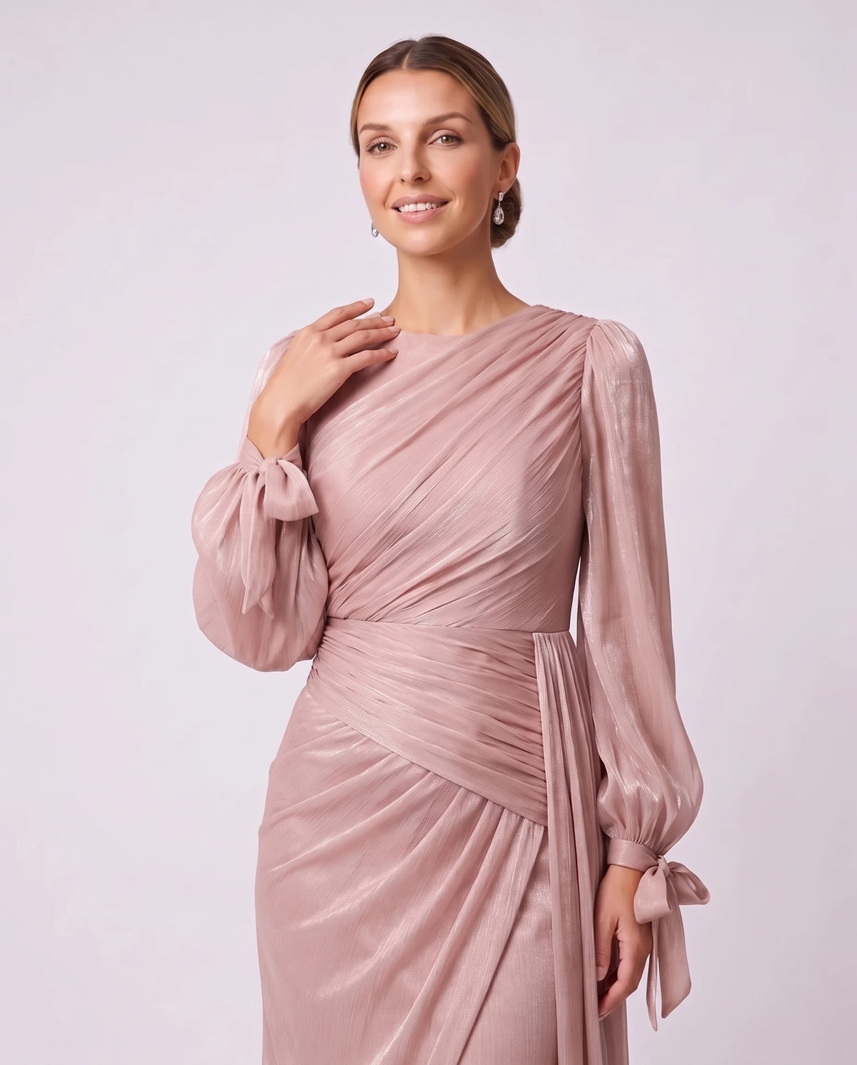 Robe longue plissée drapée à manches lanterne Élia en Rose Poudré, détail du drapé du corsage et des manches lanterne