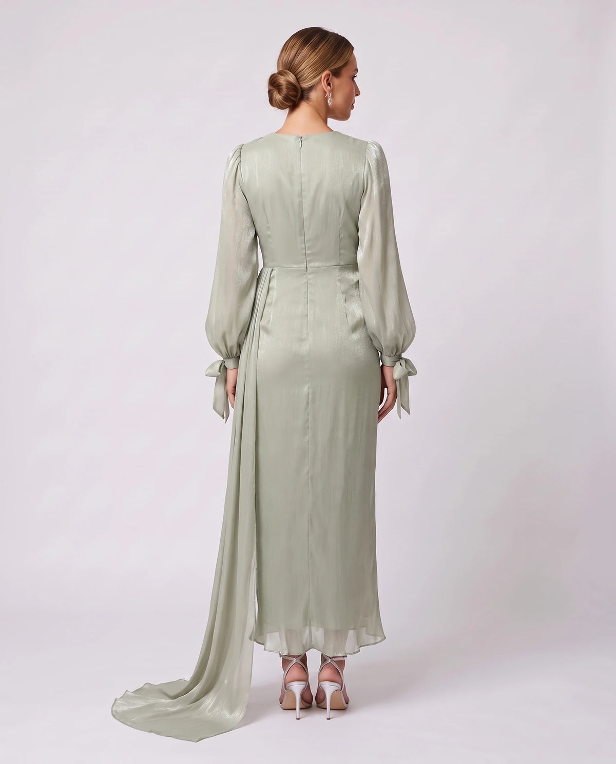 Robe longue plissée drapée à manches lanterne Élia en Vert Sauge, vue de dos