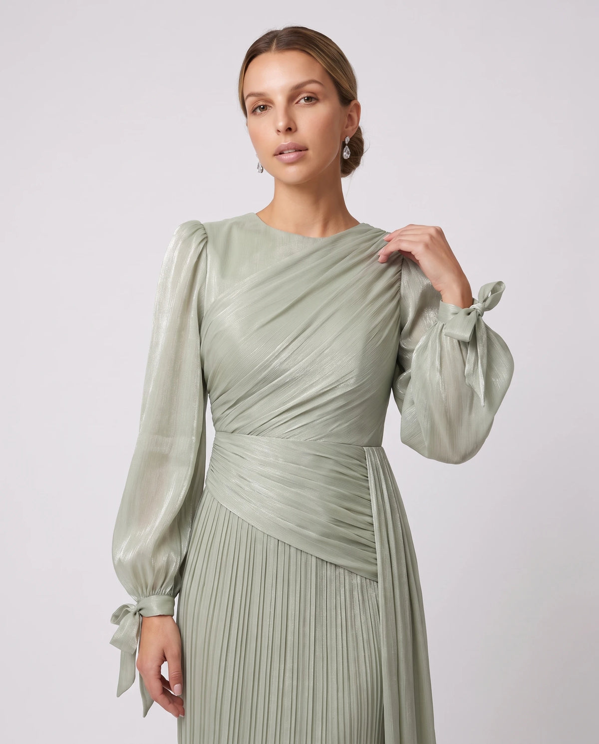 Langes drapiertes Plisseekleid mit Laternenärmeln Élia in Salbeigrün, Detail der Drapierung des Oberteils und der Laternenärmel