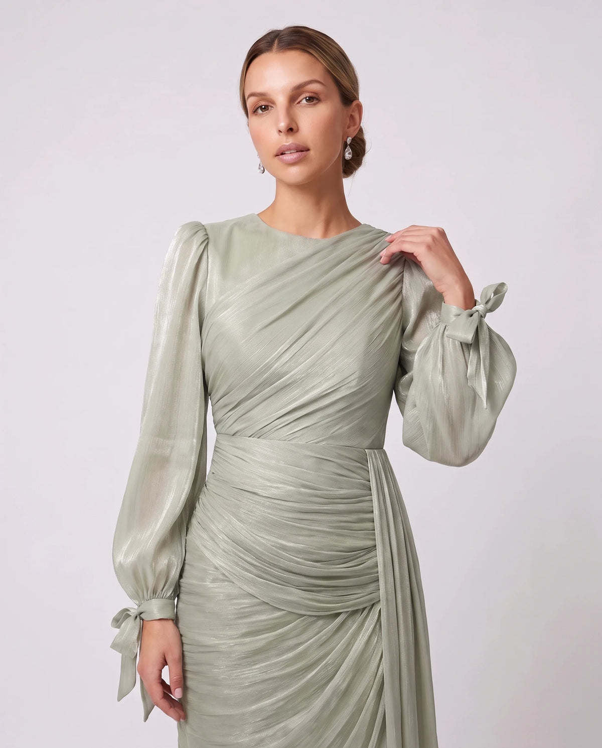 Robe longue plissée drapée à manches lanterne Élia en Vert Sauge, détail du drapé du corsage et des manches lanterne