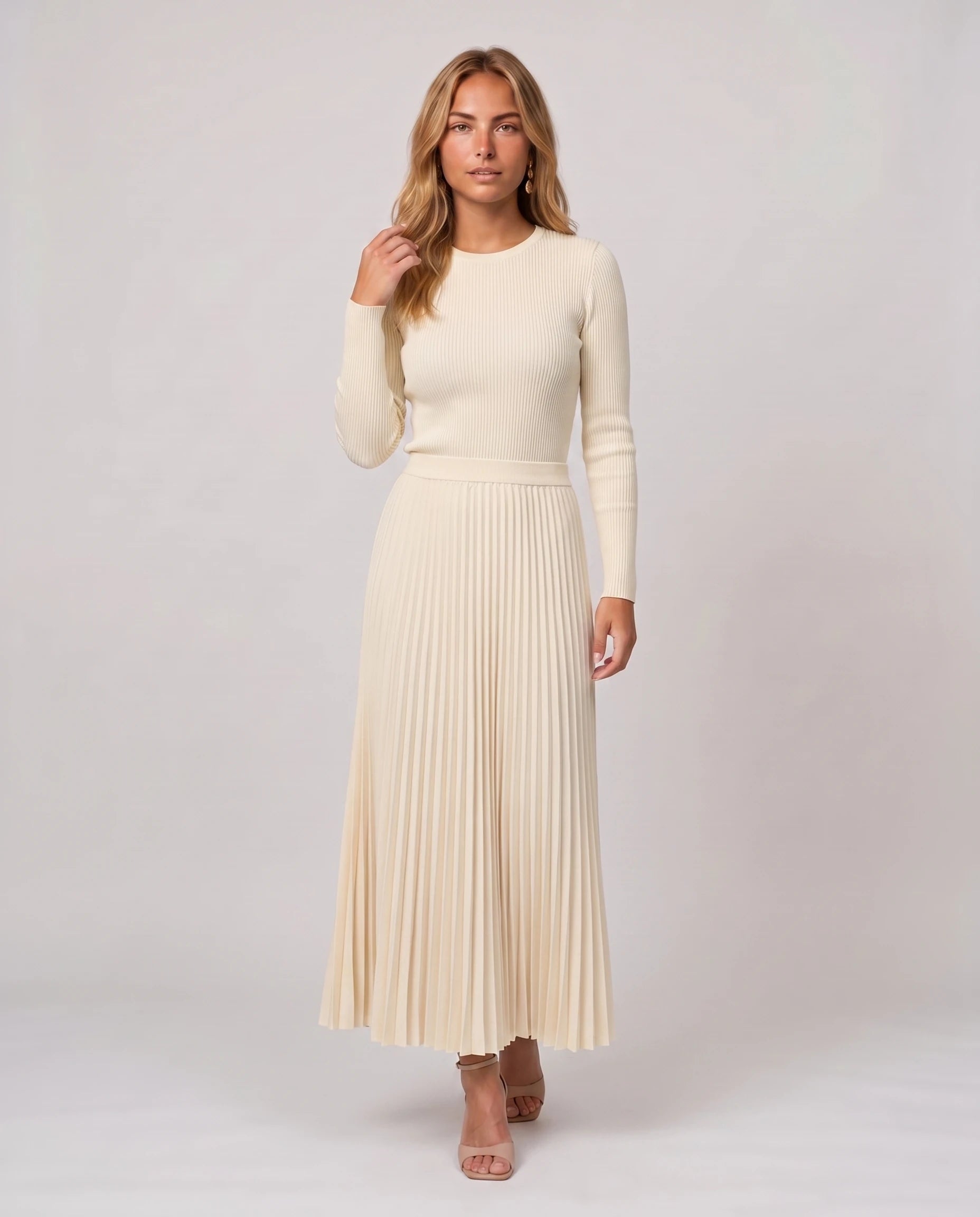 Robe longue plissée col rond écru, vue de face