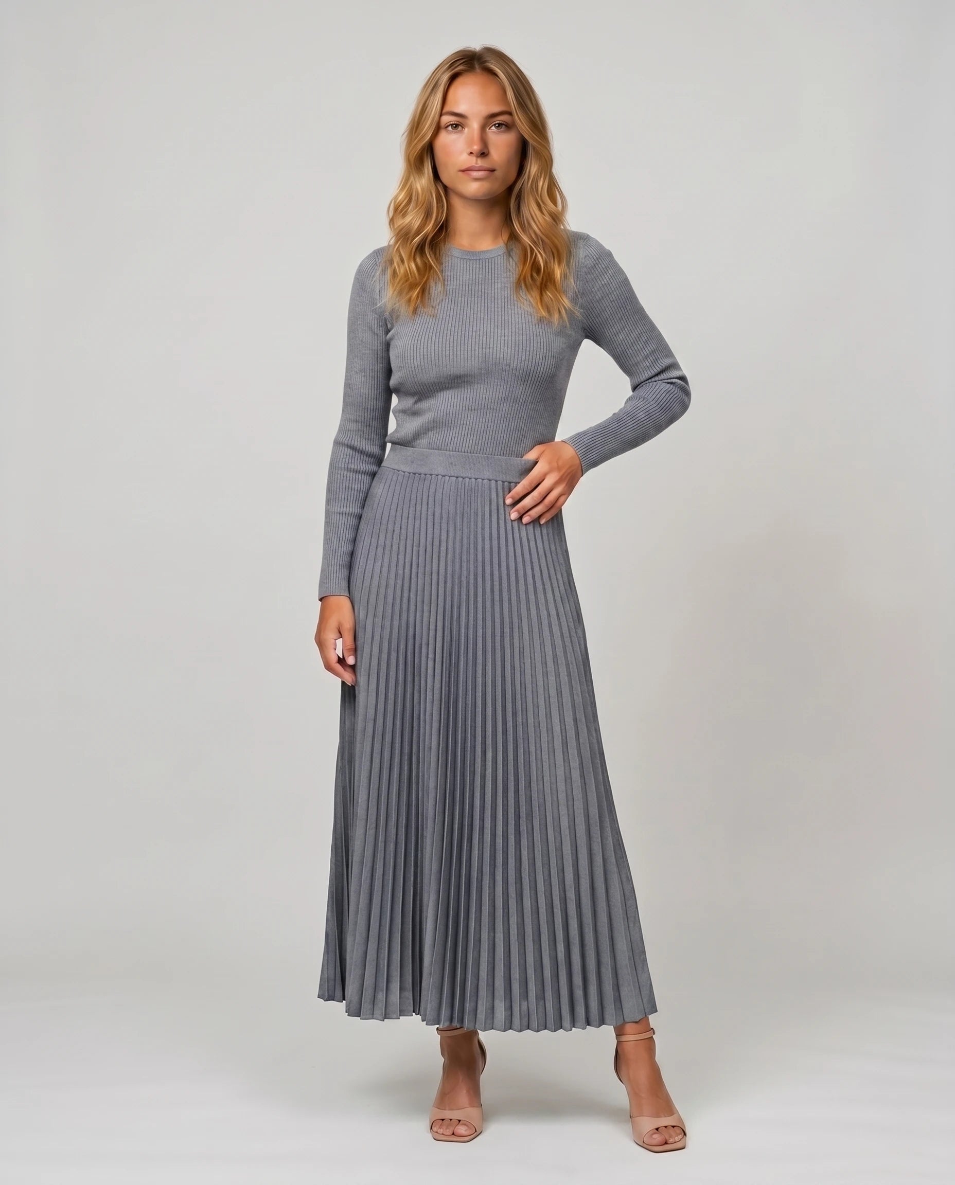 Robe longue plissee gris, vue de face