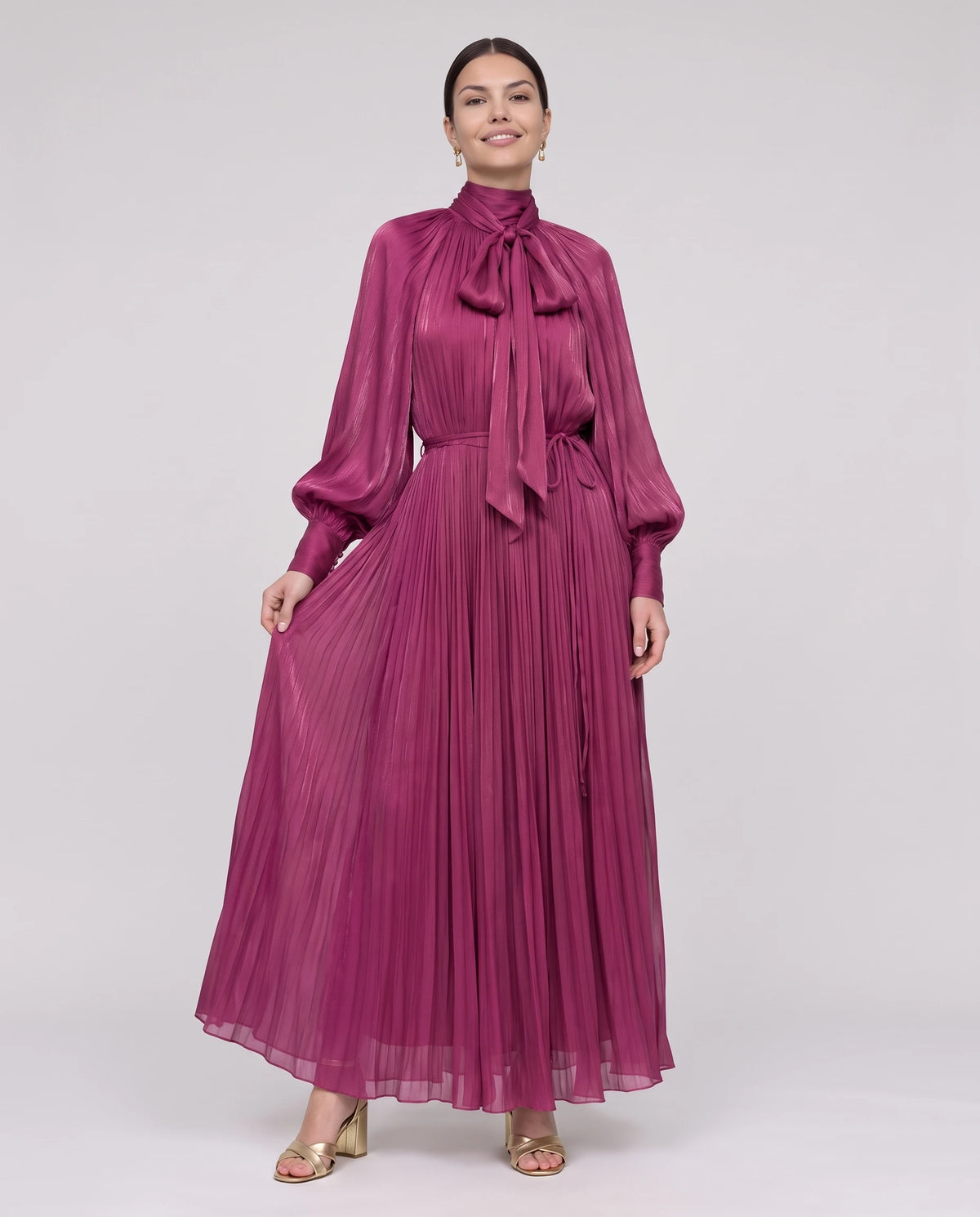 Robe longue plissée à col lavallière et manches chauve-souris Antonia en Fuchsia, vue de face en pied