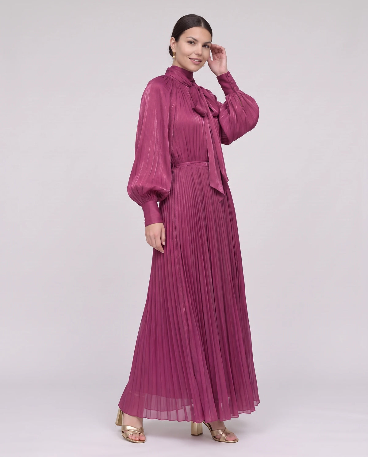 Robe longue plissée à col lavallière et manches chauve-souris Antonia en Fuchsia, vue de trois quarts