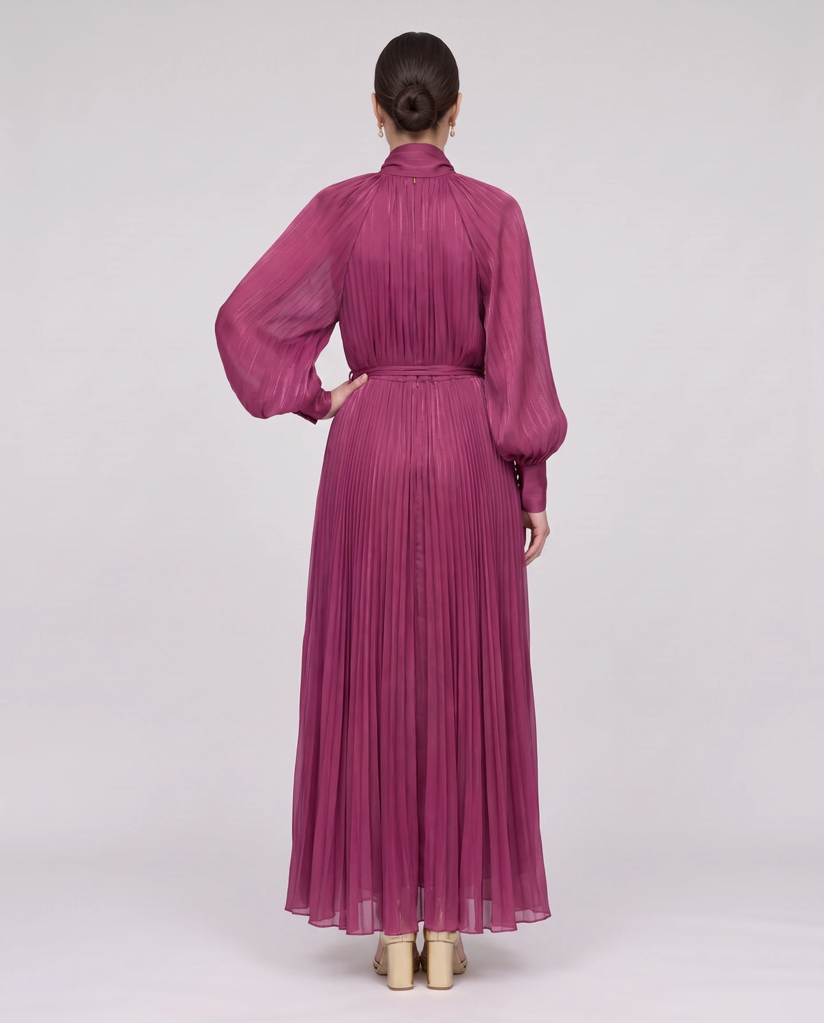 Robe longue plissée à col lavallière et manches chauve-souris Antonia en Fuchsia, vue de dos