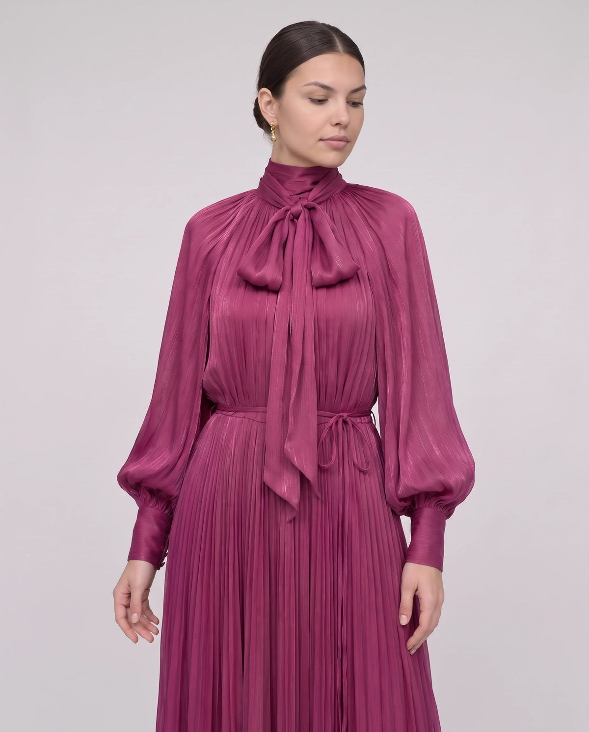Robe longue plissée à col lavallière et manches chauve-souris Antonia en Fuchsia, détail de la lavallière nouée et des manches chauve-souris