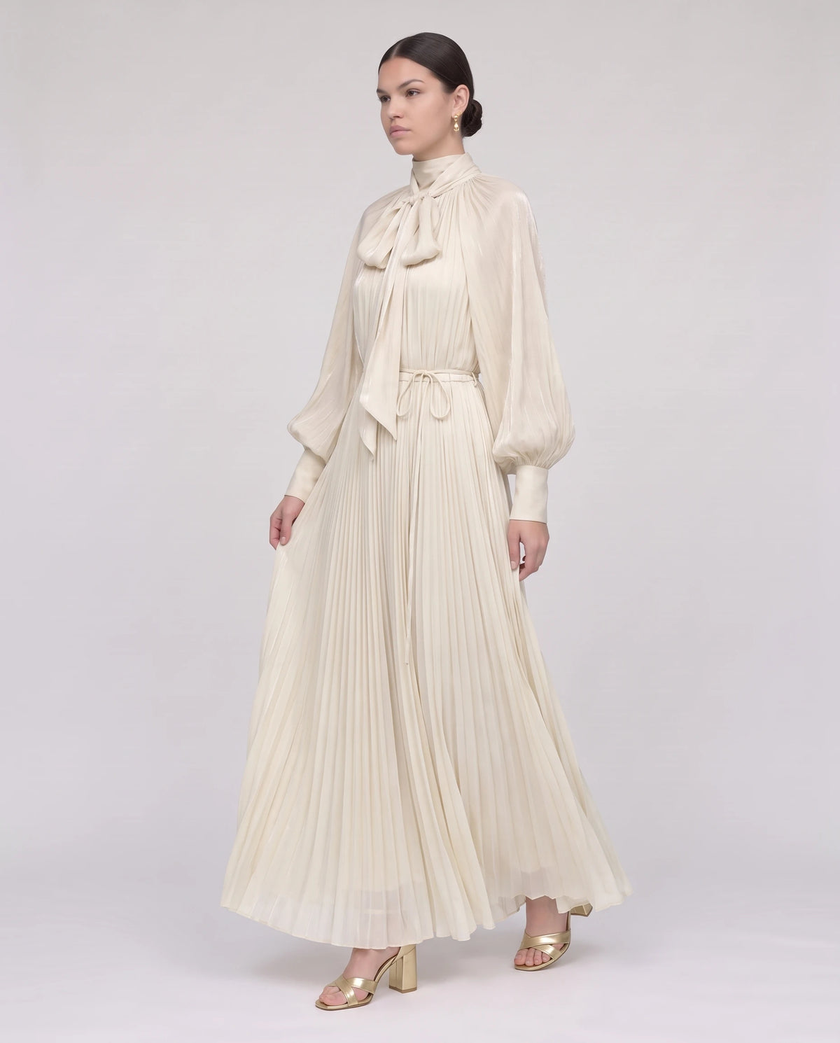 Robe longue plissée à col lavallière et manches chauve-souris Antonia en Ivoire, vue de trois quarts