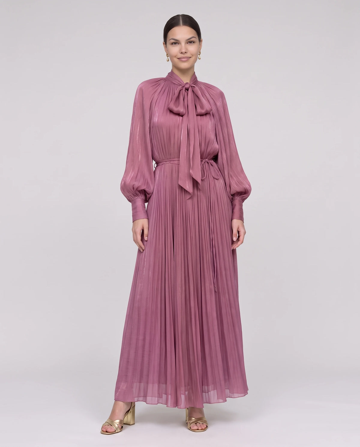 Robe longue plissée à col lavallière et manches chauve-souris Antonia en Mauve, vue de face en pied