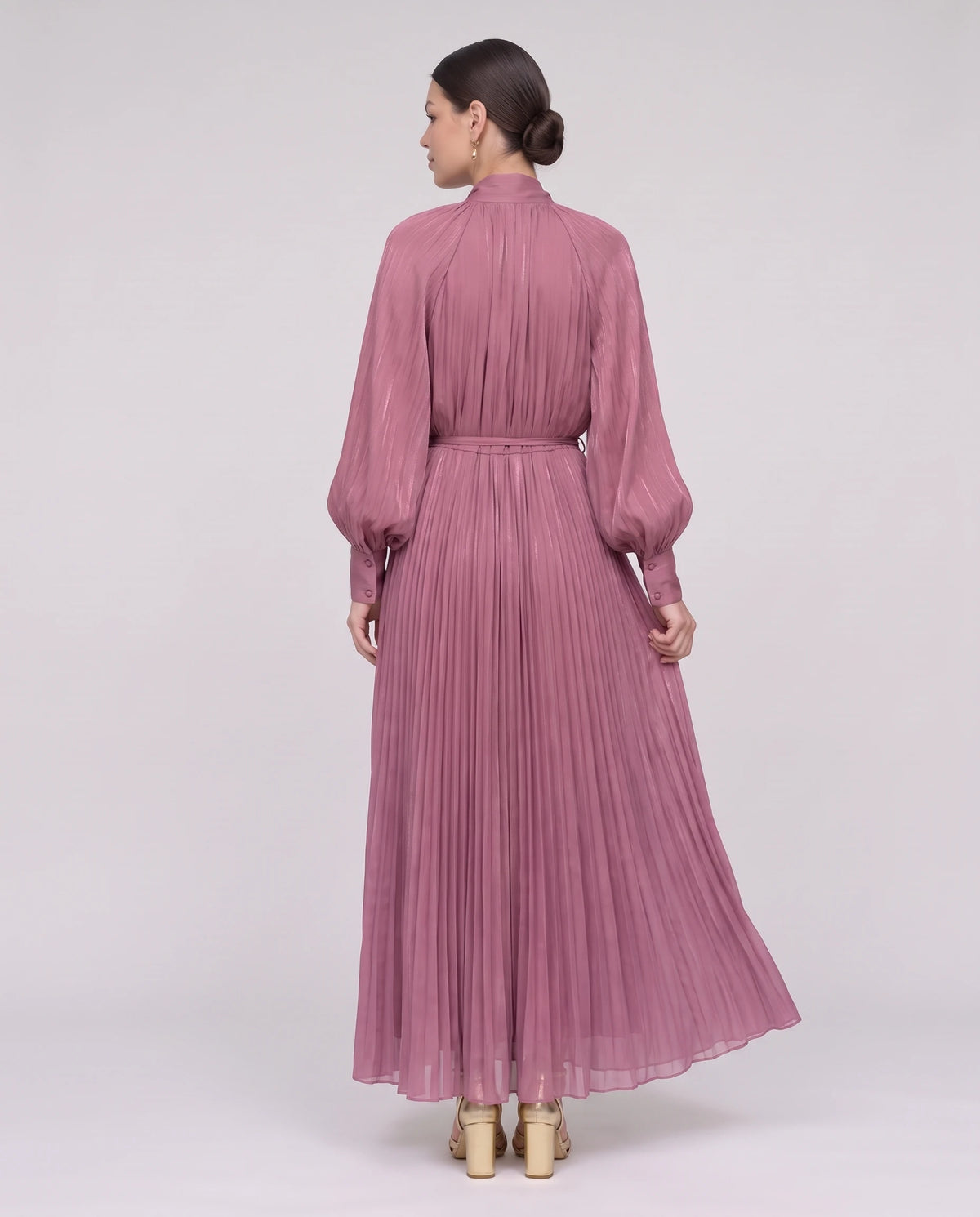 Robe longue plissée à col lavallière et manches chauve-souris Antonia en Mauve, vue de dos