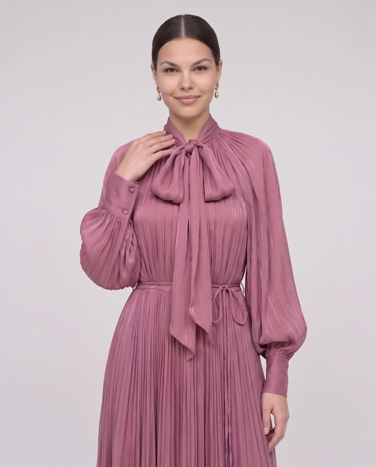 Robe longue plissée à col lavallière et manches chauve-souris Antonia en Mauve, détail de la lavallière nouée et des manches chauve-souris