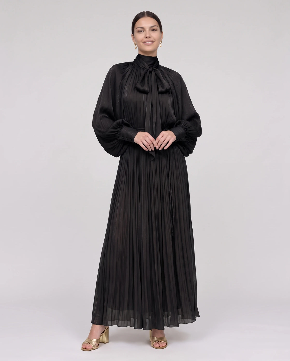 Robe longue plissée à col lavallière et manches chauve-souris Antonia en Noir, vue de face en pied