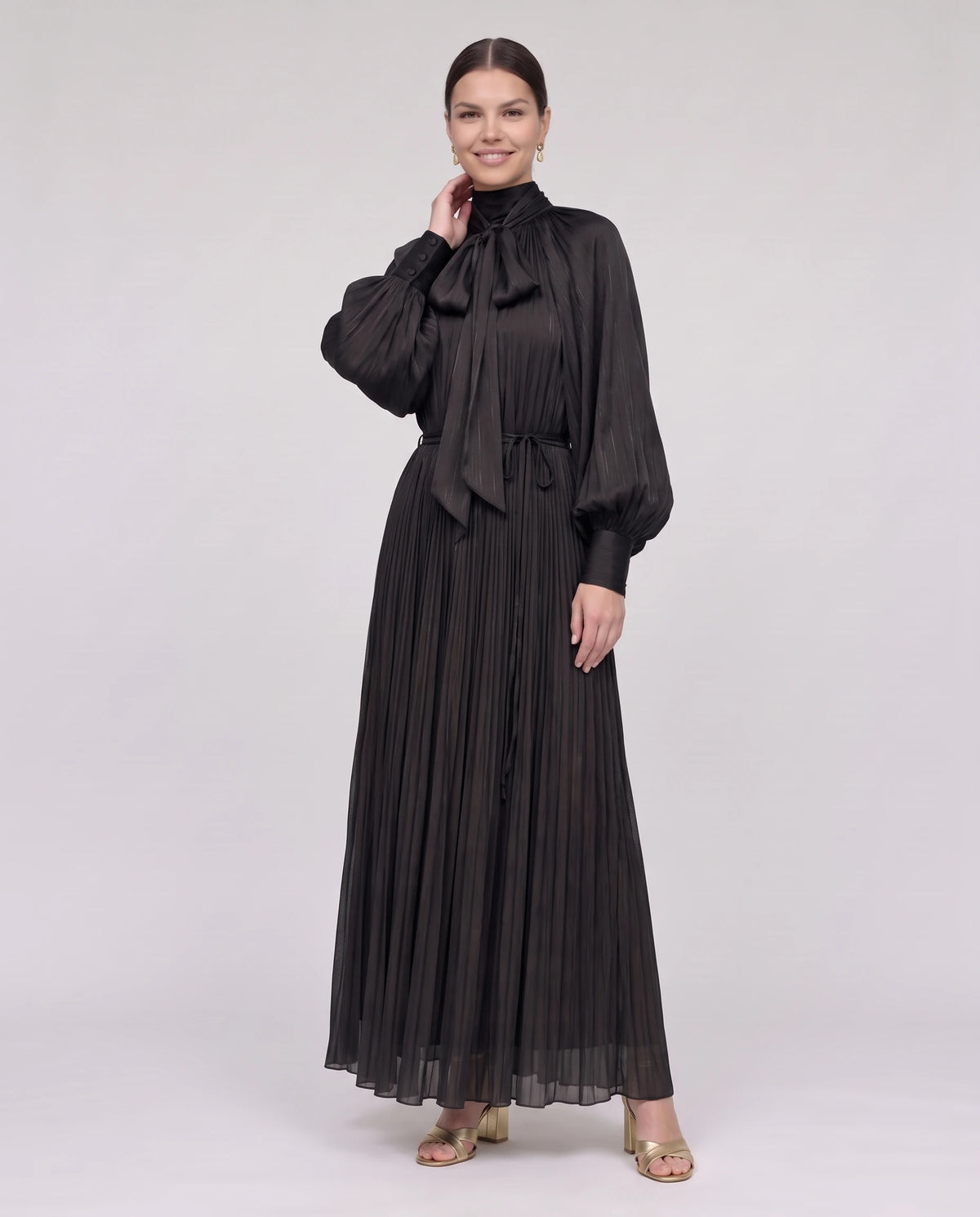 Robe longue plissée à col lavallière et manches chauve-souris Antonia en Noir, vue de trois quarts