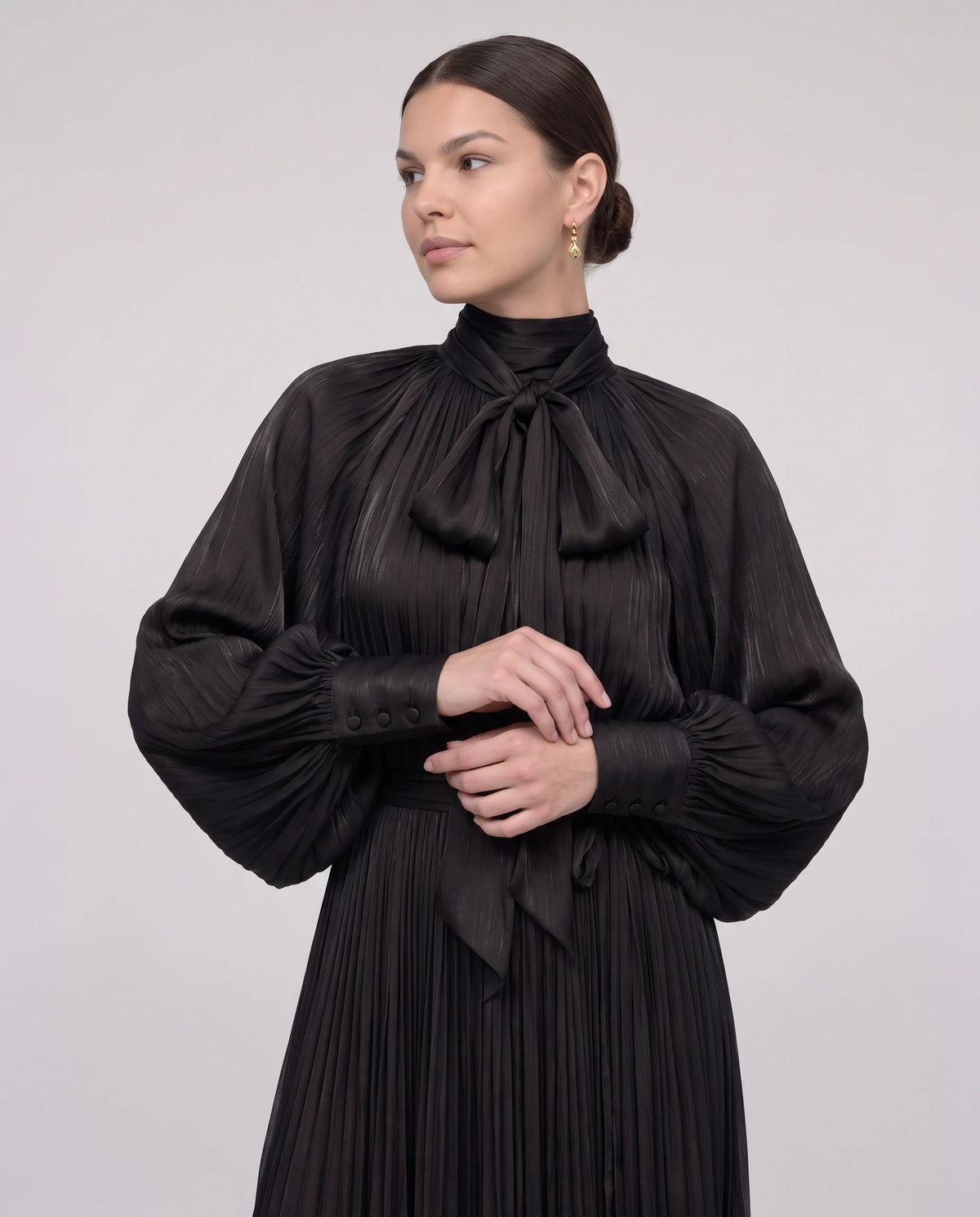 Robe longue plissée à col lavallière et manches chauve-souris Antonia en Noir, détail de la lavallière nouée et des manches chauve-souris