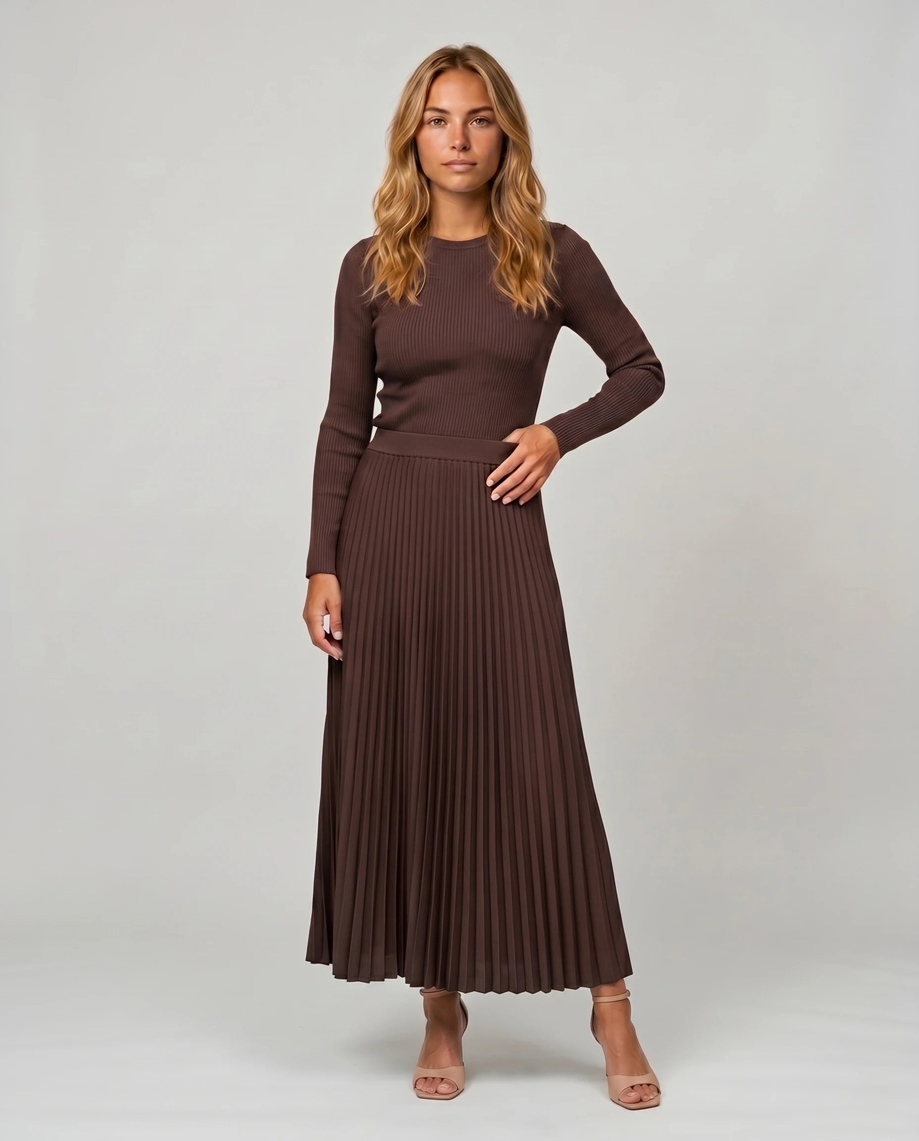 Robe longue plissee marron, vue de face