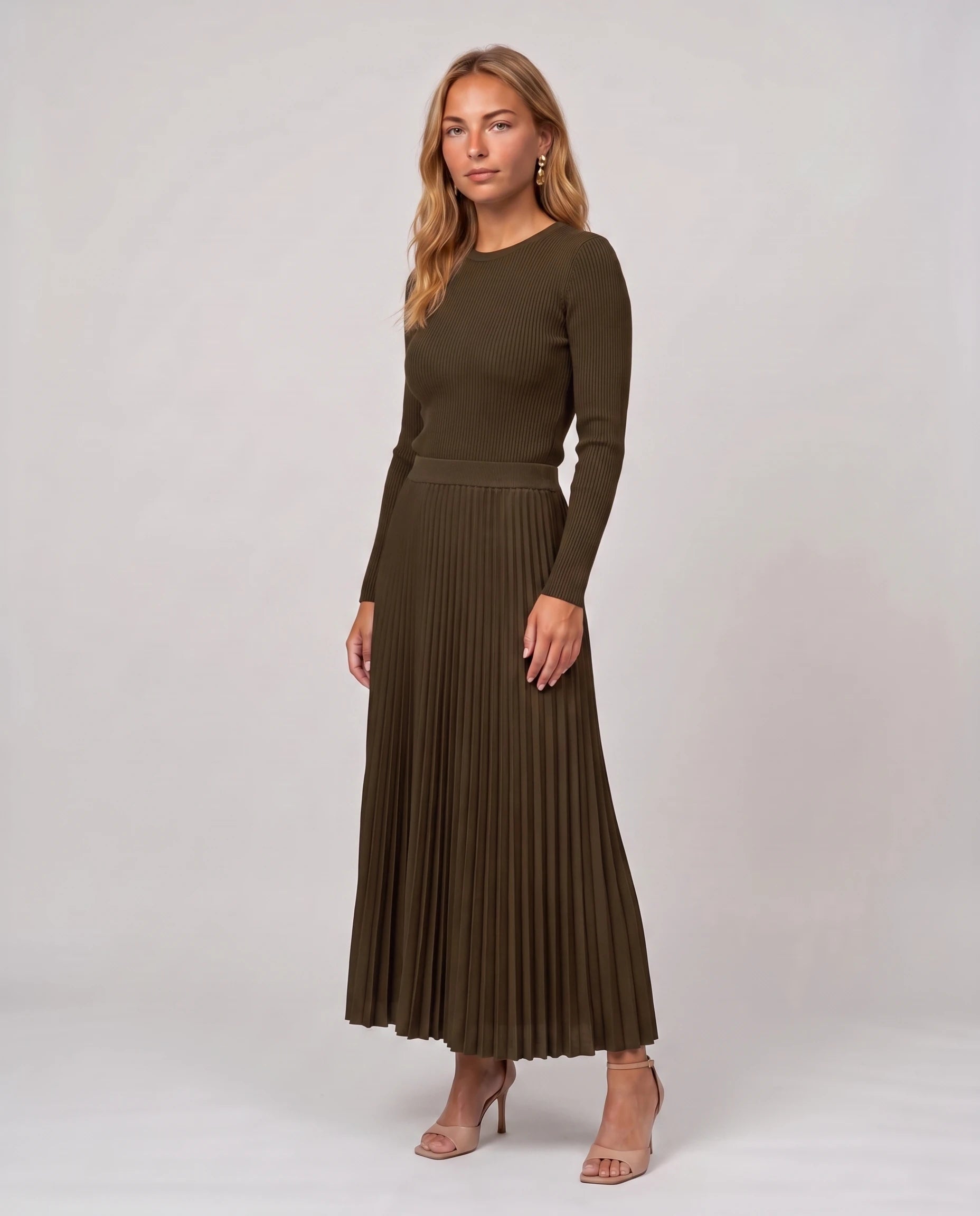 Robe longue plissée col rond marron, vue de face