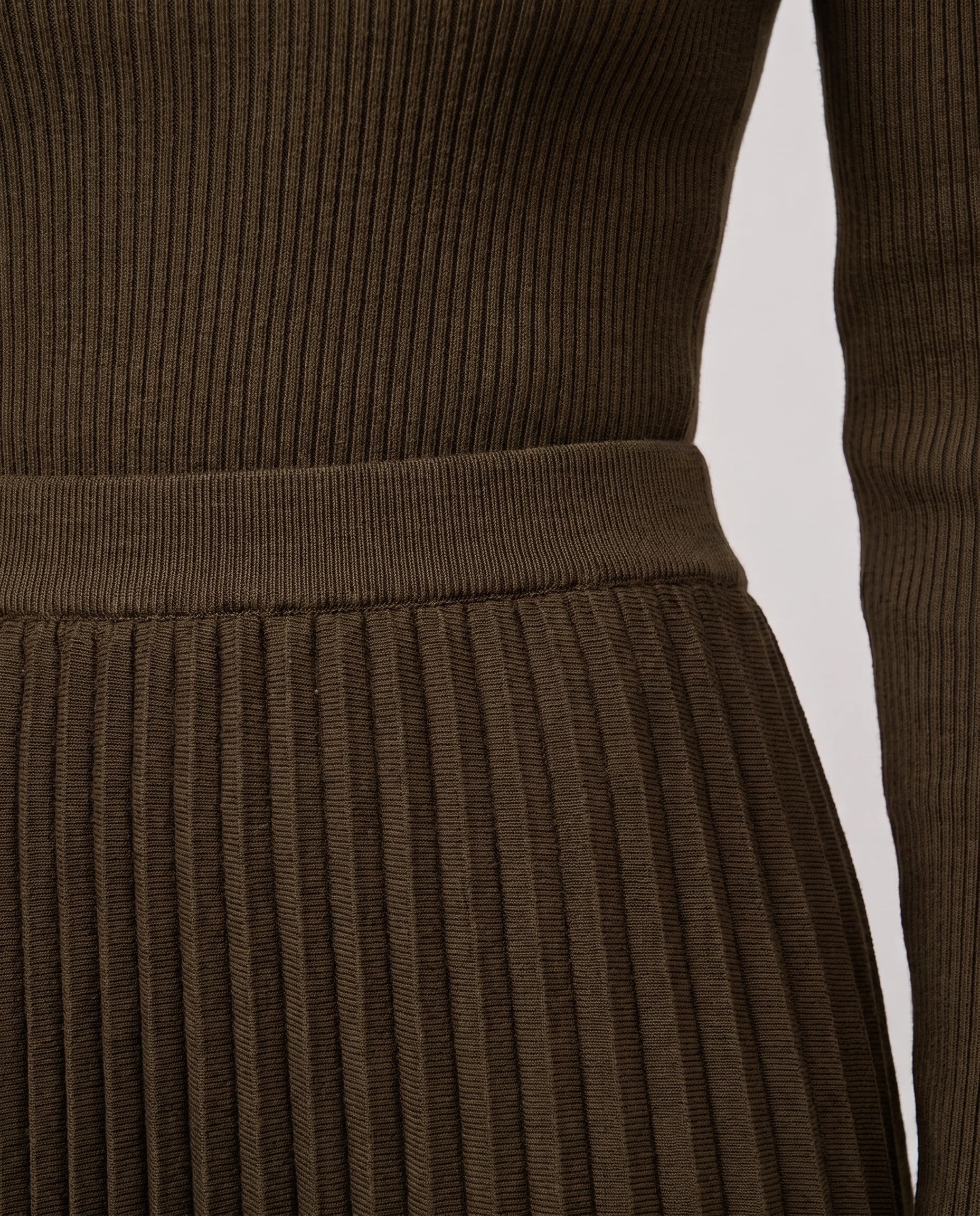 Détail de la taille élastique et du plissé, robe Colette marron