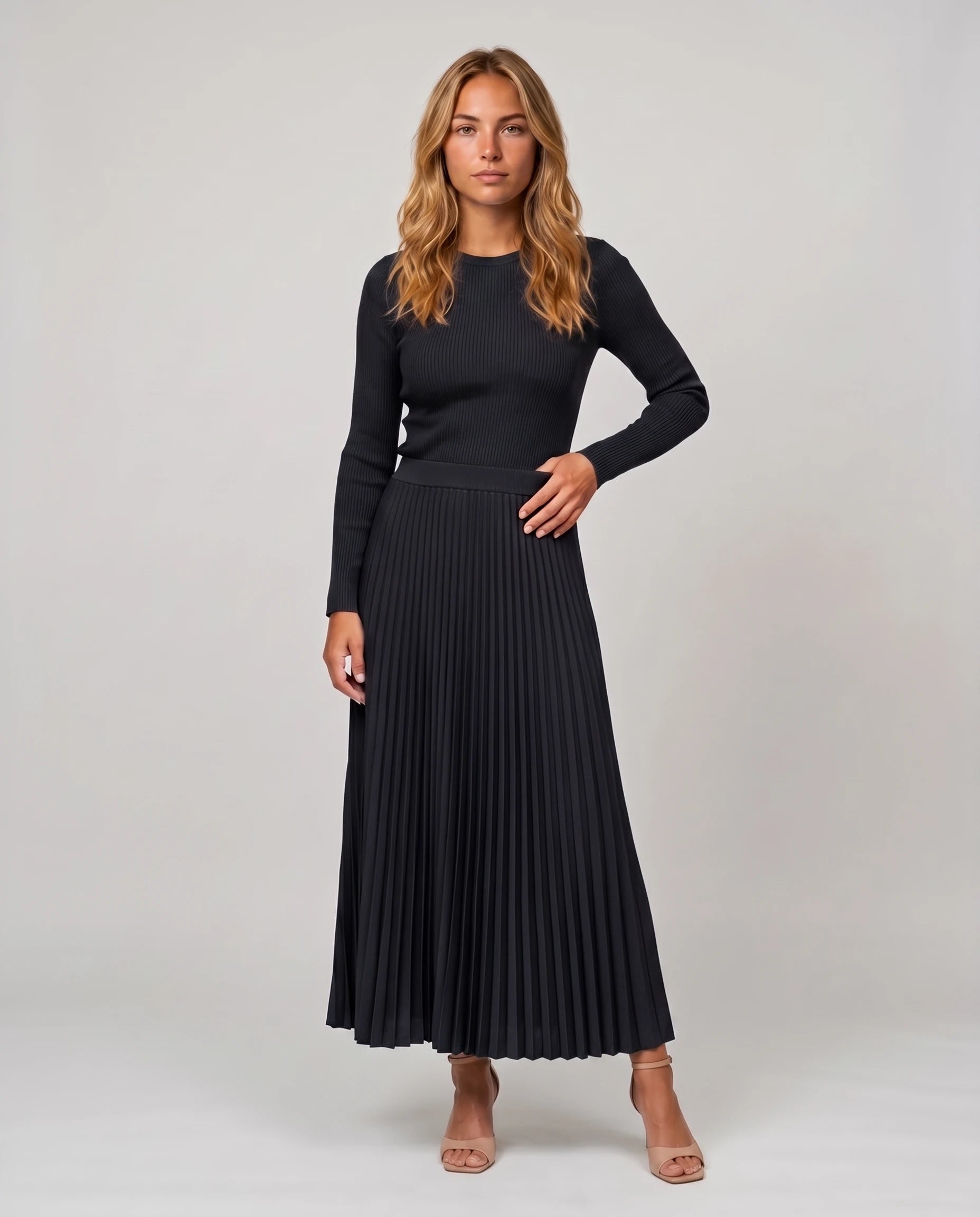 Robe longue plissée col rond noire, vue de face