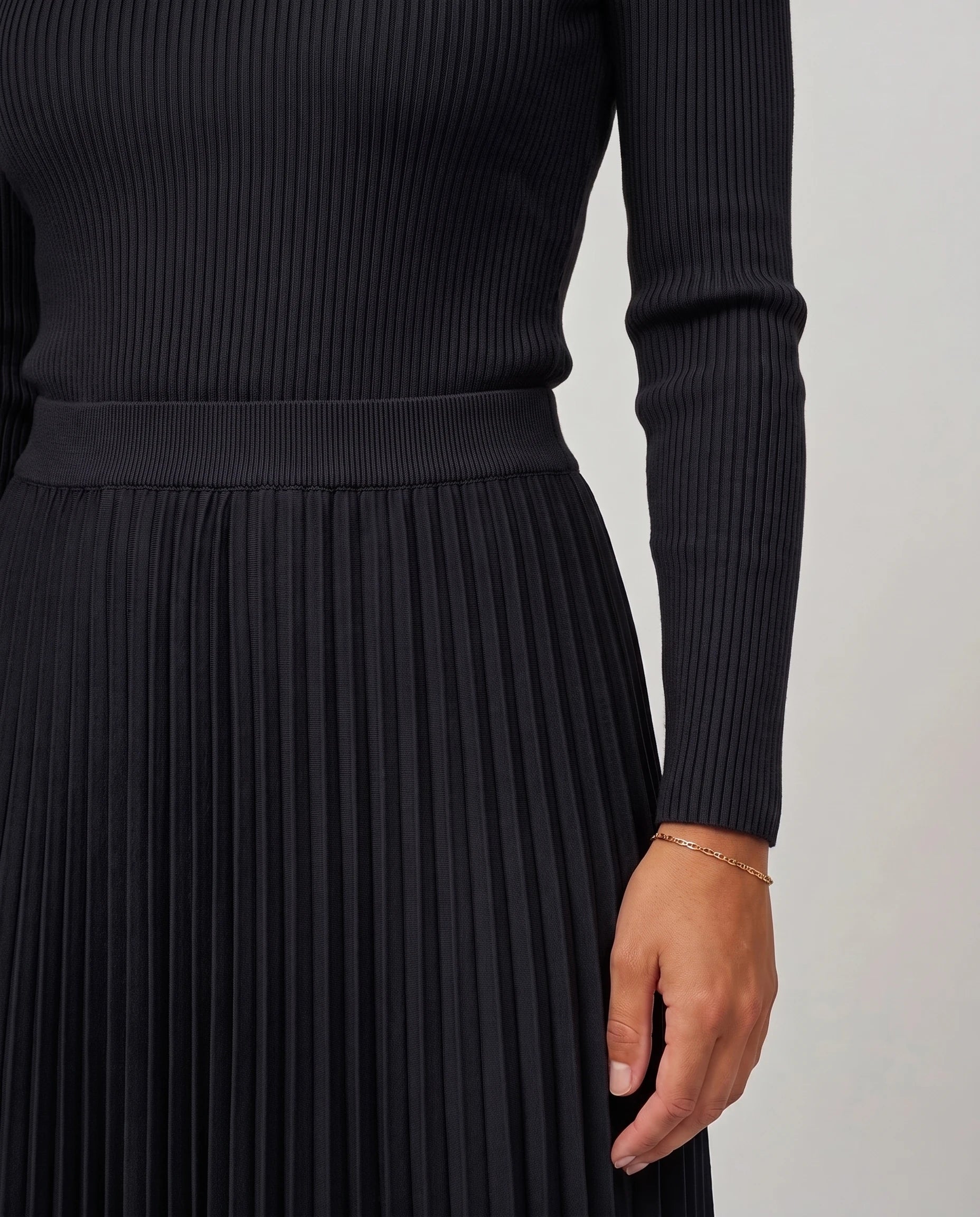 Détail de la taille élastique et du plissé, robe Colette noire