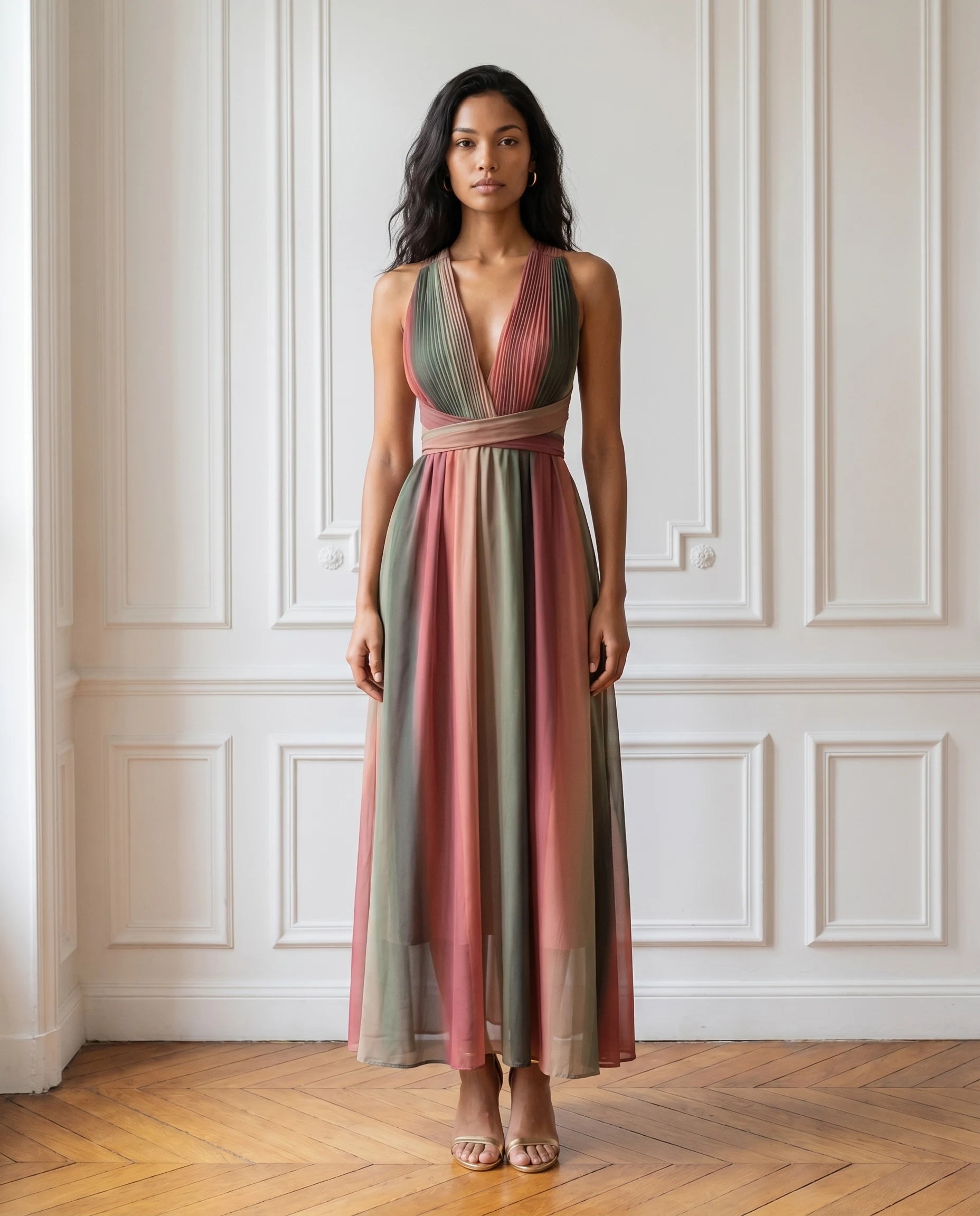Robe longue plissée Augustine terracotta — vue de face fond boiserie parisien