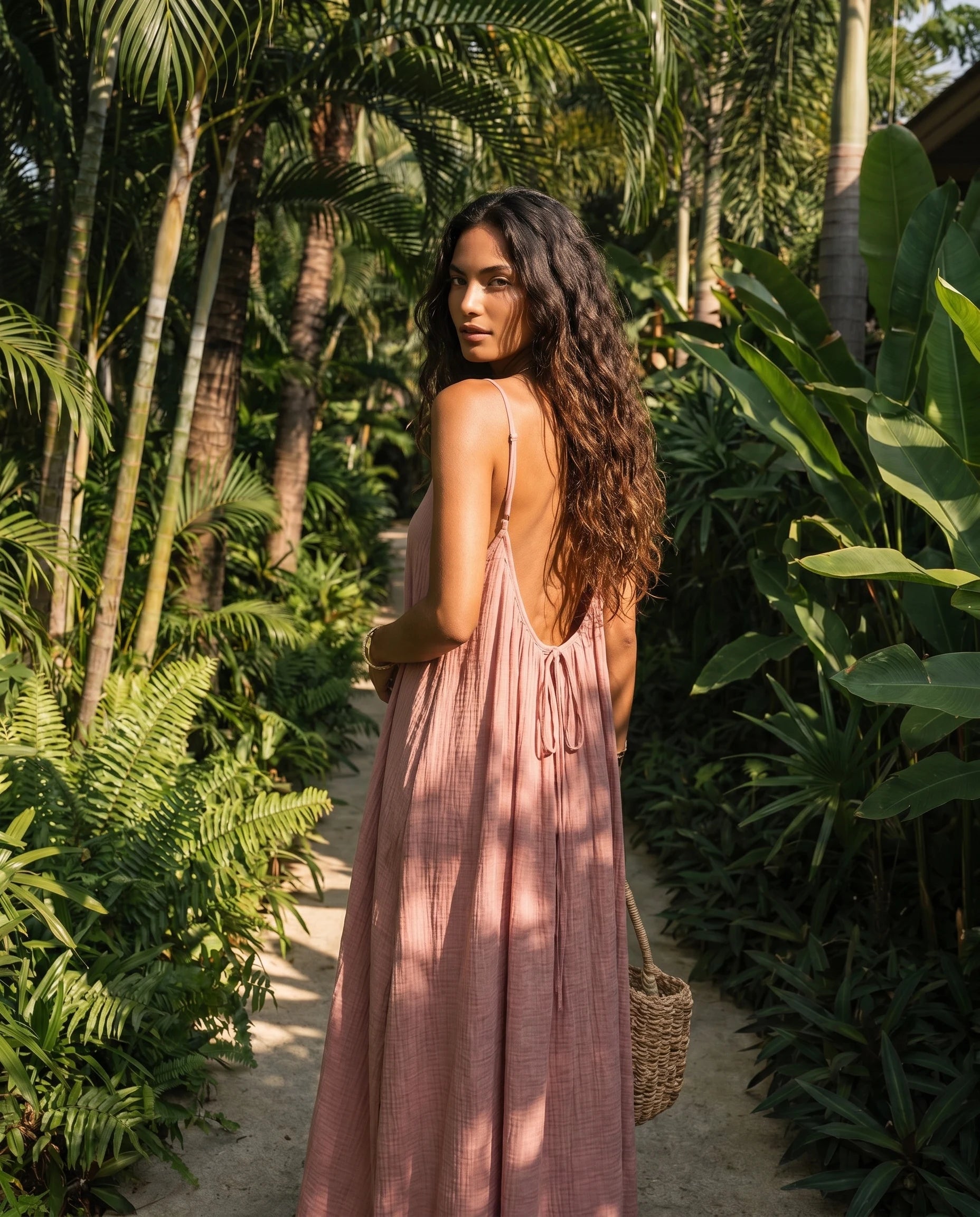 Robe longue trapèze dos nu rose Zolena, vue de dos en allee tropicale