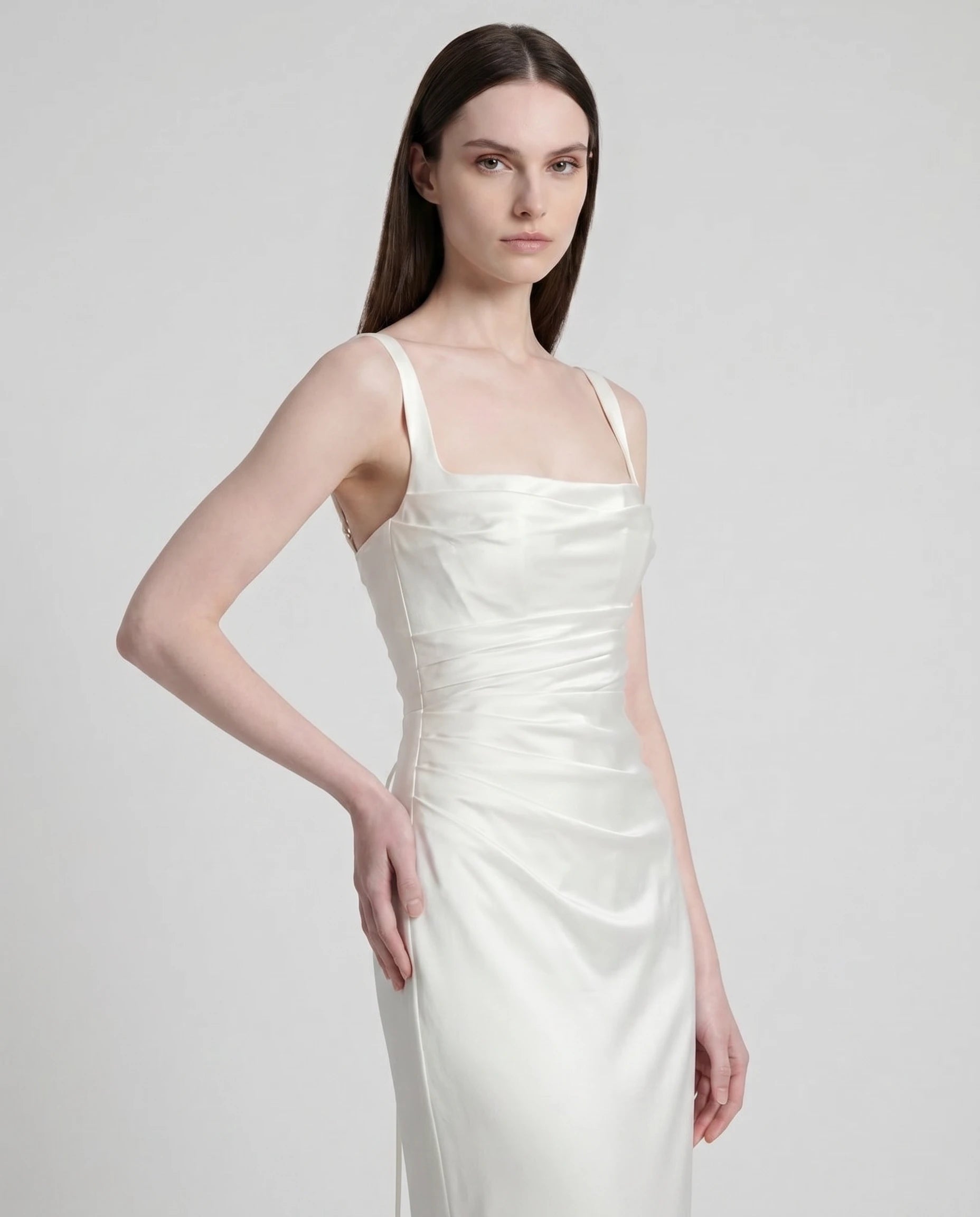 Robe longue en satin blanc - vue trois-quarts, bustier plissé