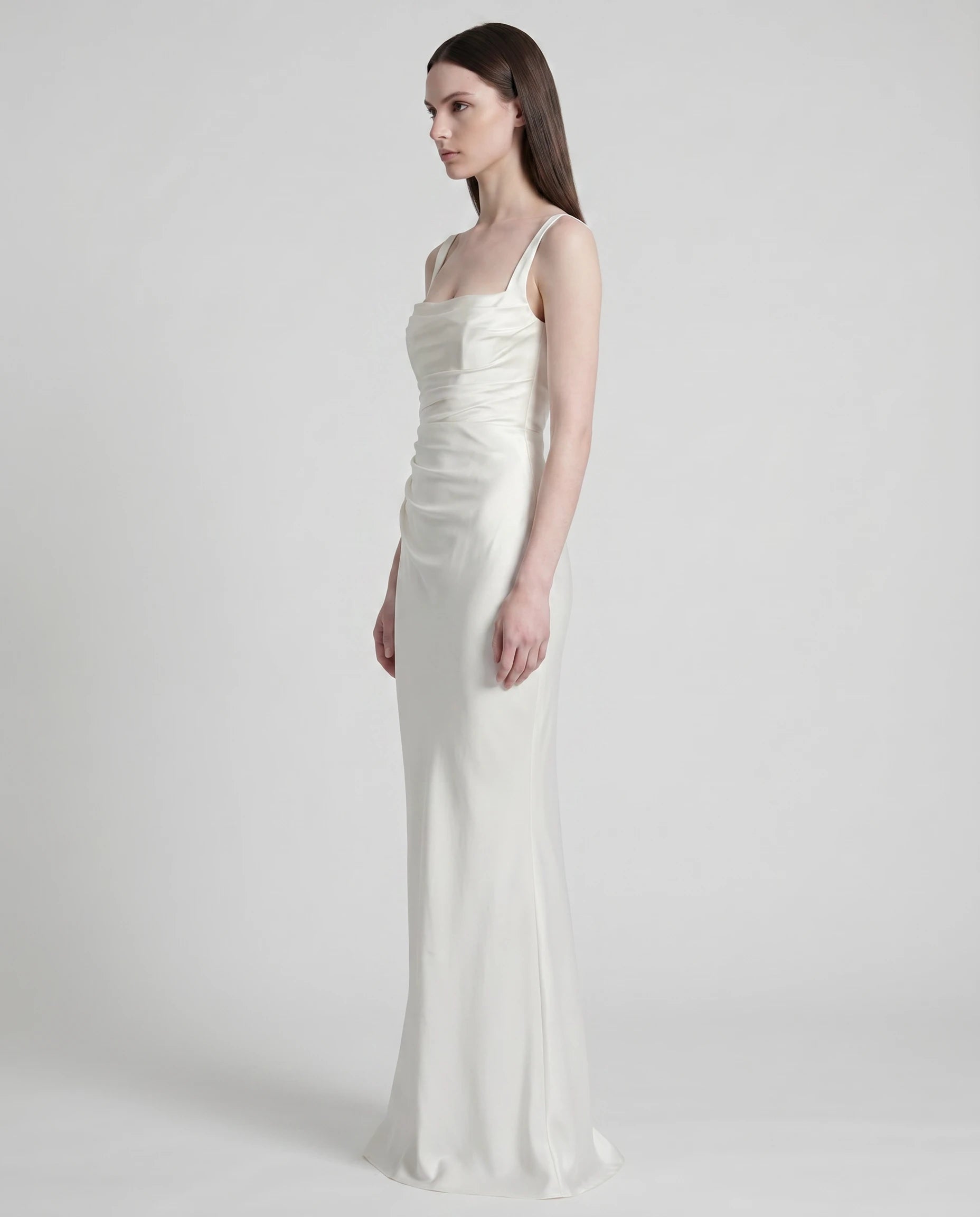 Robe longue en satin blanc - profil
