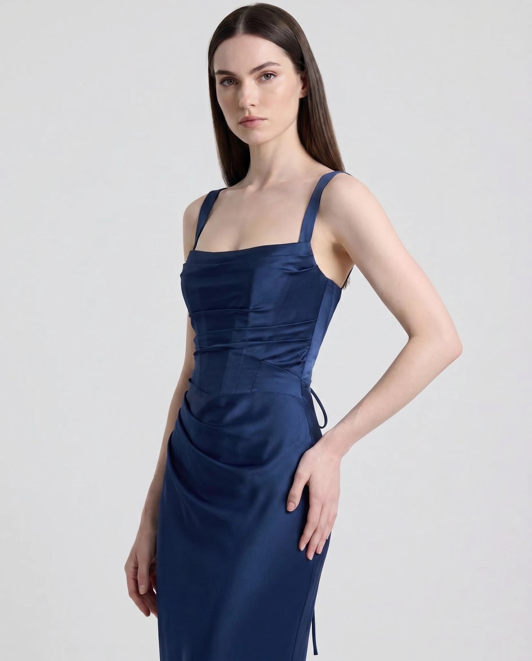 Robe longue en satin marine - vue trois-quarts, bustier plissé