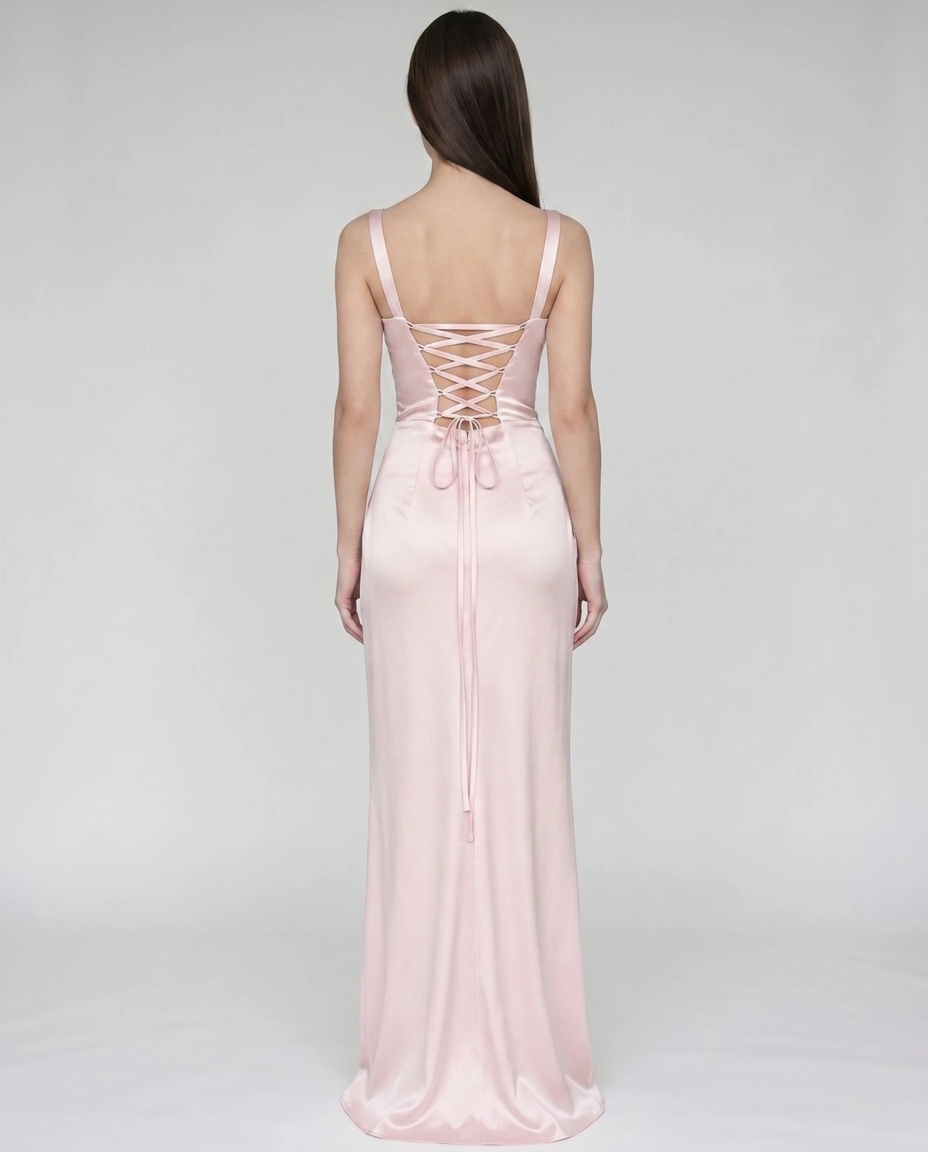 Robe longue en satin rose poudré - dos entier avec laçage