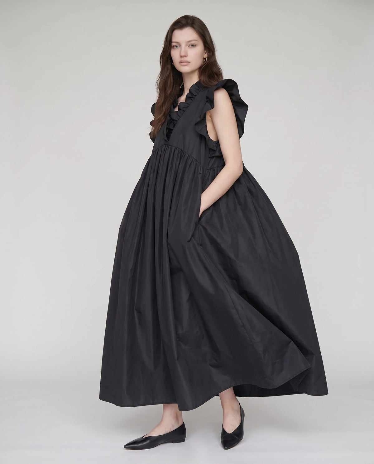 Robe longue ample en taffetas à manches volantées Hermione en Noir, vue de trois quarts