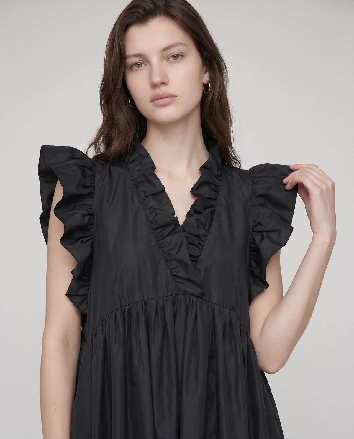 Robe longue ample en taffetas à manches volantées Hermione en Noir, détail du cache-cœur et des manches volantées