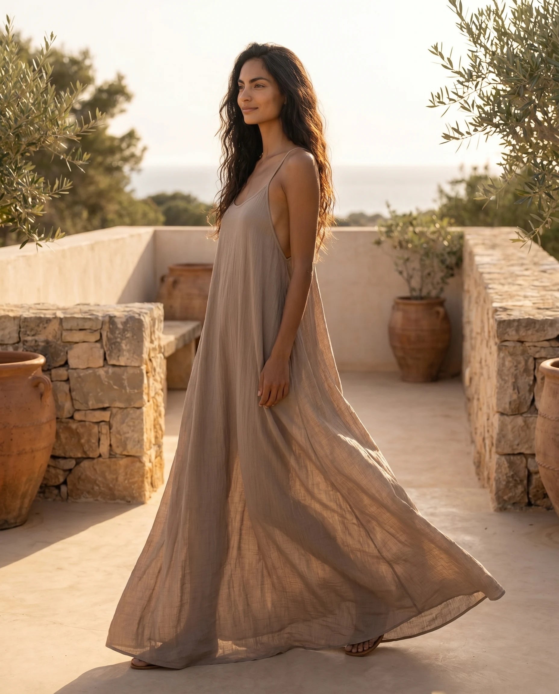 Robe longue trapèze dos nu taupe Zolena, lifestyle en marche
