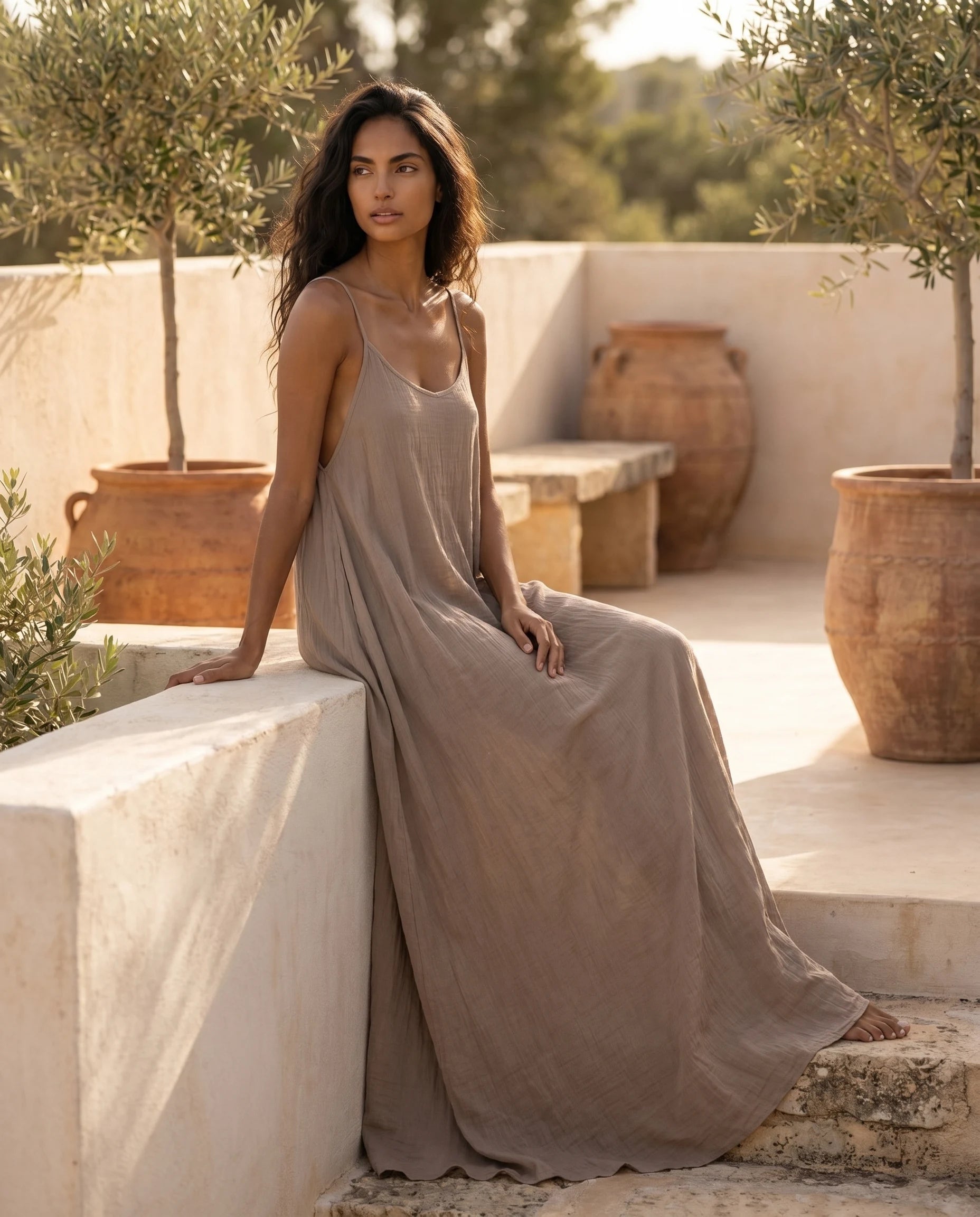 Robe longue trapèze dos nu taupe Zolena, lifestyle assise